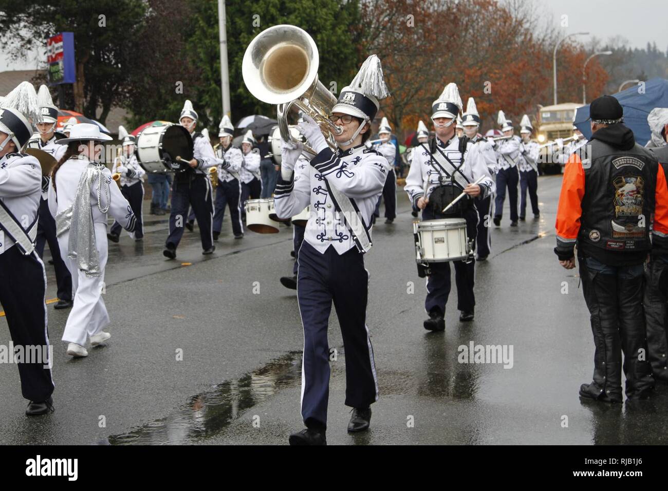 21. Sechs High School Marching Bands aus dem ganzen Staat Washington brachten Musik für den 51. jährlichen Auburn Veterans Day Parade Nov. 5, 2016. Die Auburn Veterans Day Parade ist eine der ältesten und größten Paraden in den Vereinigten Staaten Anerkennung zu aktuellen militärischen Mitglieder und Veteranen. Stockfoto