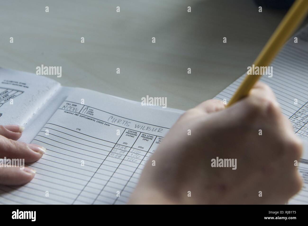 Philippinischen MEER (Nov. 2, 2016) Petty Officer 3rd Class Kate Coughlin schreibt in dem Deck Anmelden beim Stehen Quartiermeister der Uhr auf der Brücke der Arleigh-Burke-Klasse geführte Anti-raketen-Zerstörer USS Curtis Wilbur (DDG54). Curtis Wilbur ist auf Patrouille im philippinischen Meer Unterstützung der Sicherheit und Stabilität in der Indo-Asia-Pazifik-Region. Stockfoto