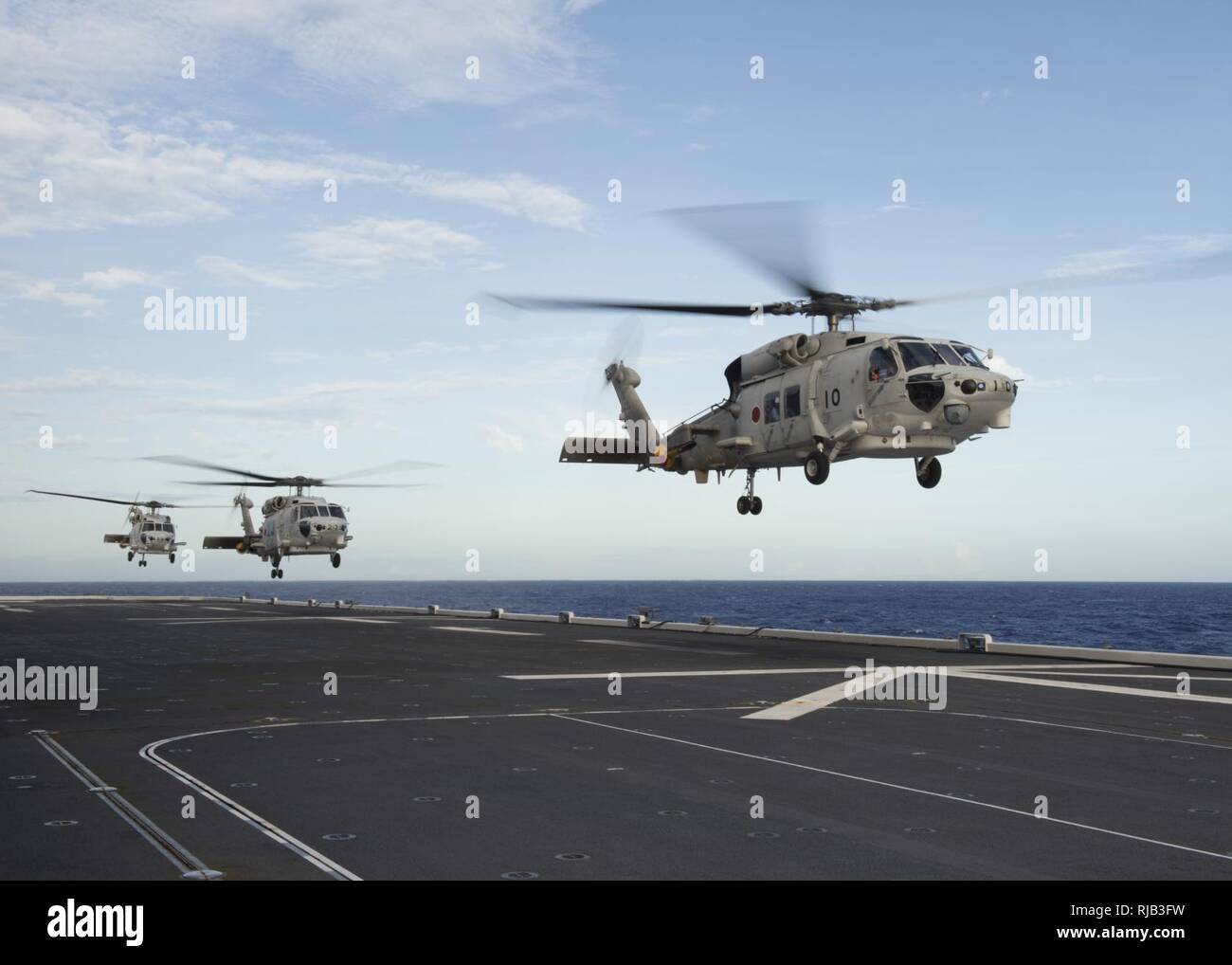 Pazifik (Nov. 6, 2016) die Japanischen SH-60K Seahawk Helikopter an Bord des Japanischen Schiff (JS) Hyuga (DDH181) während der Übung scharfes Schwert 2017. Scharfes Schwert 17 ist ein gemeinsames und bilateralen Bereich Training (Ftx) zwischen US-amerikanischen und japanischen Truppen bedeutete die Bereitschaft und die Interoperabilität im Rahmen des U.S.-Japan Alliance zu erhöhen. Stockfoto
