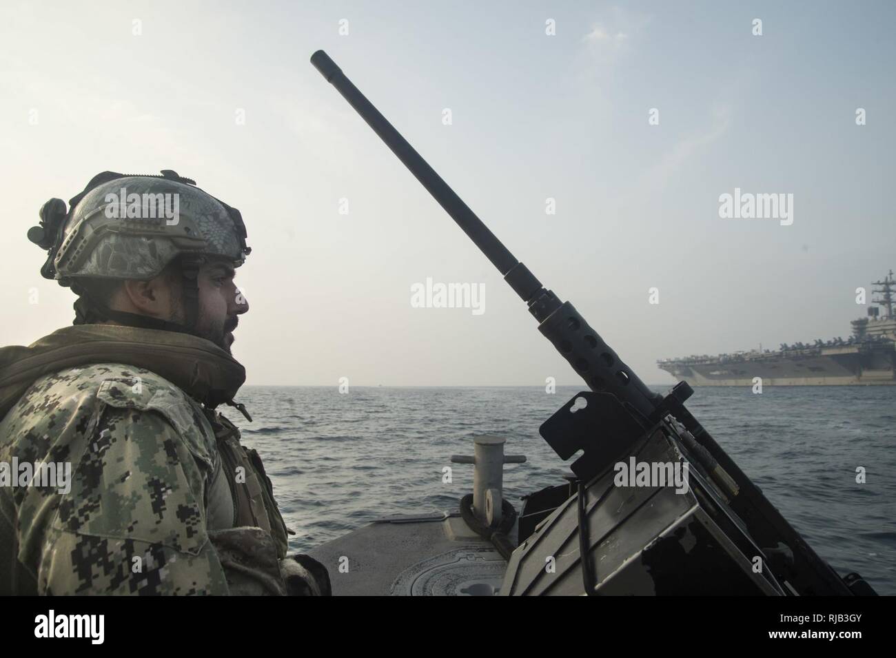 Petty Officer 2nd class Dalton König, zugeordnet zu den Küsten Riverine Squadron (CRS) 4, Piloten ein 34-fuss Boot als Teil eines Security Escort für den Flugzeugträger USS Dwight D. Eisenhower (CVN 69) zieht in den Hafen in Manama, Bahrain, Nov. 1. CRS-4 ist derzeit auf Bahrain zur Unterstützung der Kommandant, Task Group (CTG) 56.7 bereitgestellt. CTG 56,7 führt Maritime Security Operations die Freizügigkeit der strategische Transport- und Marineschiffe, die in den Küstengewässern Gebieten der USA 5 Flotte Bereich der Vorgänge sicherzustellen. Stockfoto