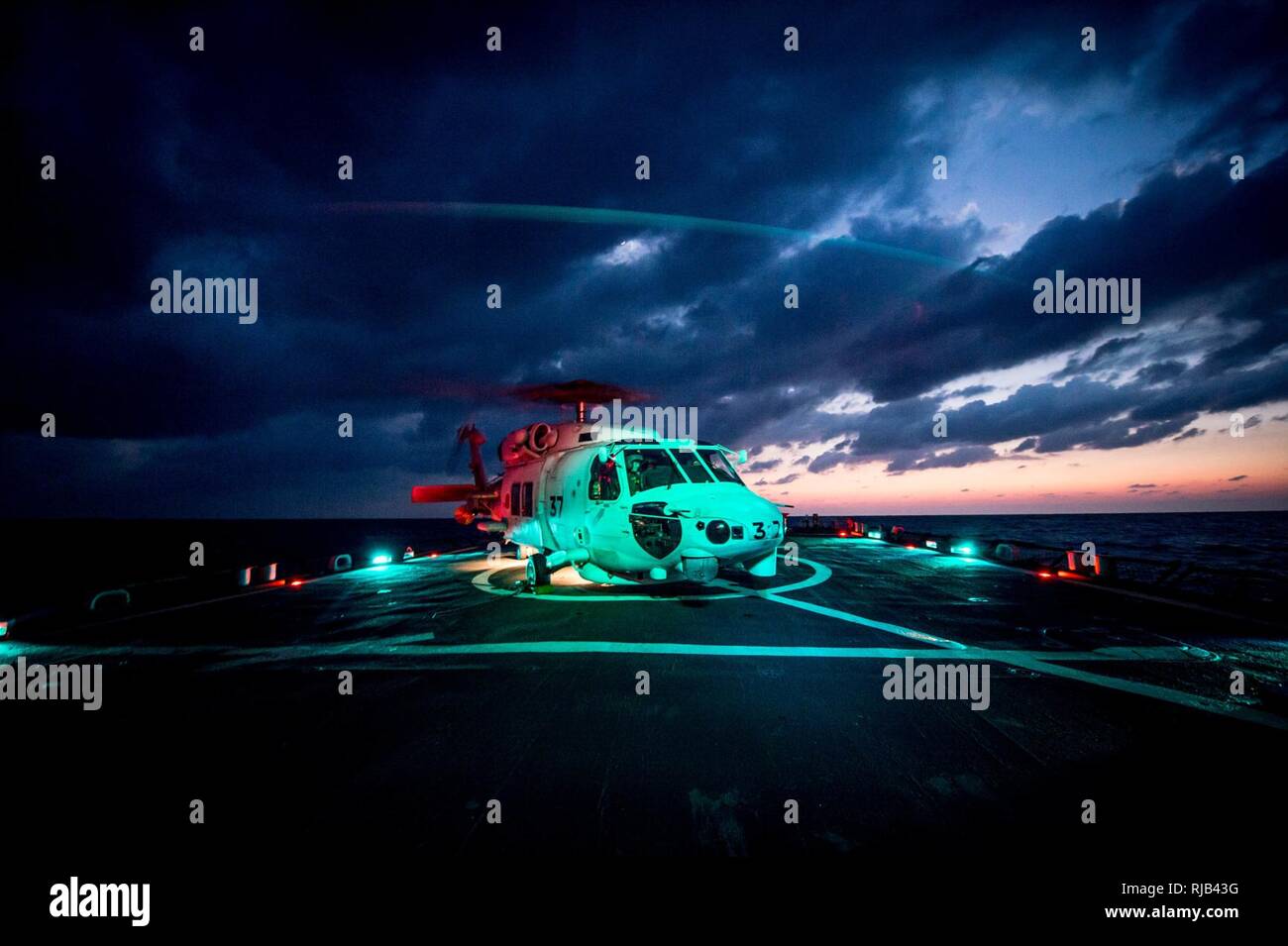 Gewässer östlich von Japan (Nov. 4, 2016) Ein SH-60K Sea Hawk Hubschrauber von der Japan Maritime Verteidigung-kraft (JMSDF) zieht aus dem Flugdeck der Einsatz der Arleigh-Burke-Klasse geführte Anti-raketen-Zerstörer USS Barry (DDG52) während des scharfen Schwert 17 (KS 17). KS 17 Eine Biennale ist, Vorsitzende des Generalstabs, US Pacific Command-gesponserten Bereich Training (Ftx). KS17 ist eine gemeinsame/bilaterale FTX konzipiert, der eine gegenseitige Verteidigung Ziele durch die Erhöhung der Bekämpfung der Bereitschaft und der Interoperabilität zwischen Japan Selbstverteidigungsstreitkräfte (JSDF) und die US-Streitkräfte zu treffen. Barry ist auf Patrouille wit Stockfoto