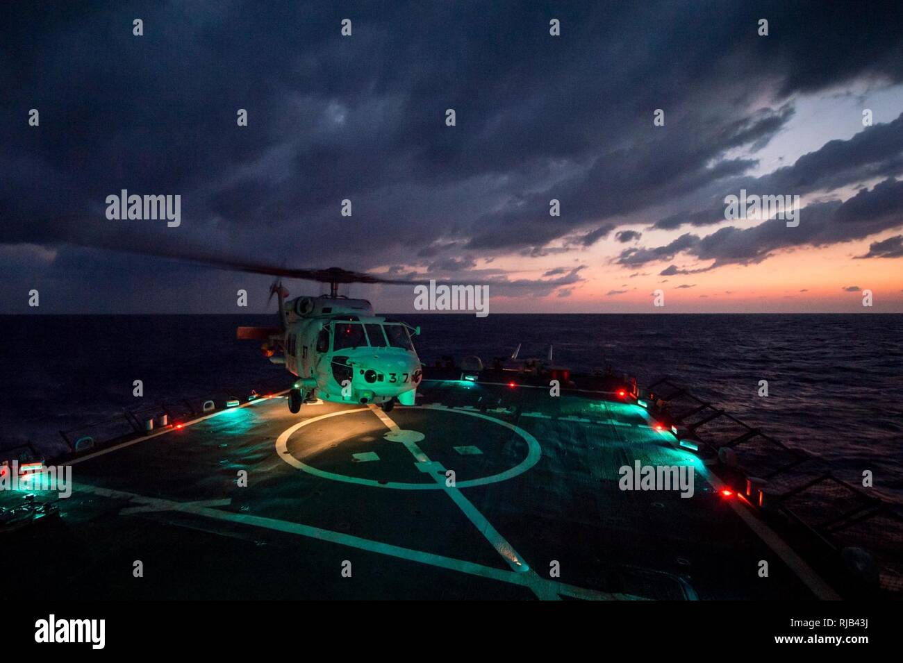 Gewässer östlich von Japan (Nov. 4, 2016) Ein SH-60K Sea Hawk Hubschrauber von der Japan Maritime Verteidigung-kraft (JMSDF) landet an Bord der Vorwärts - Einsatz der Arleigh-Burke-Klasse geführte Anti-raketen-Zerstörer USS Barry (DDG52) während des scharfen Schwert 17 (KS 17). KS 17 Eine Biennale ist, Vorsitzende des Generalstabs, US Pacific Command-gesponserten Bereich Training (Ftx). KS17 ist eine gemeinsame/bilaterale FTX konzipiert, der eine gegenseitige Verteidigung Ziele durch die Erhöhung der Bekämpfung der Bereitschaft und der Interoperabilität zwischen Japan Selbstverteidigungsstreitkräfte (JSDF) und die US-Streitkräfte zu treffen. Barry ist auf Patrouille mit Carrier Strike Grou Stockfoto