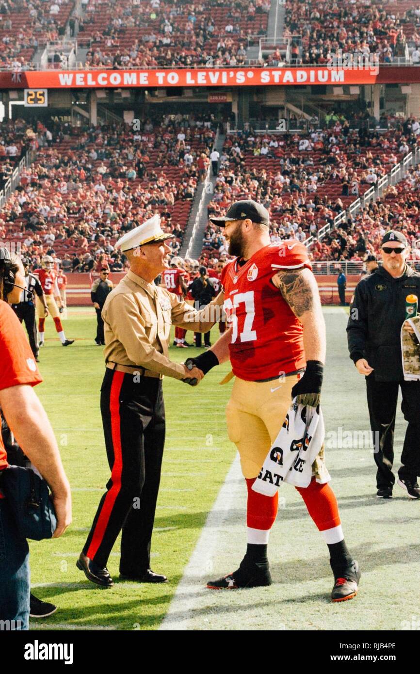 Generalleutnant Rex C. McMillian, Kommandant der Marine Reserve und Marine nördlich von San Francisco 49ers' Center Daniel Killgore bei Levi's Stadium, Nov. 6, 2016 während der MARFORRES hundertjährigen Feier begrüßt. McMillian war der nationalen Fußball-Liga Ehrengast der Spiel als Teil seiner "Salute to Service"-Kampagne. Heute, rund 500 finden Marines, Flotte und Kämpfer Befehlshaber voll integrierte operative Unterstützung rund um die Welt. Stockfoto