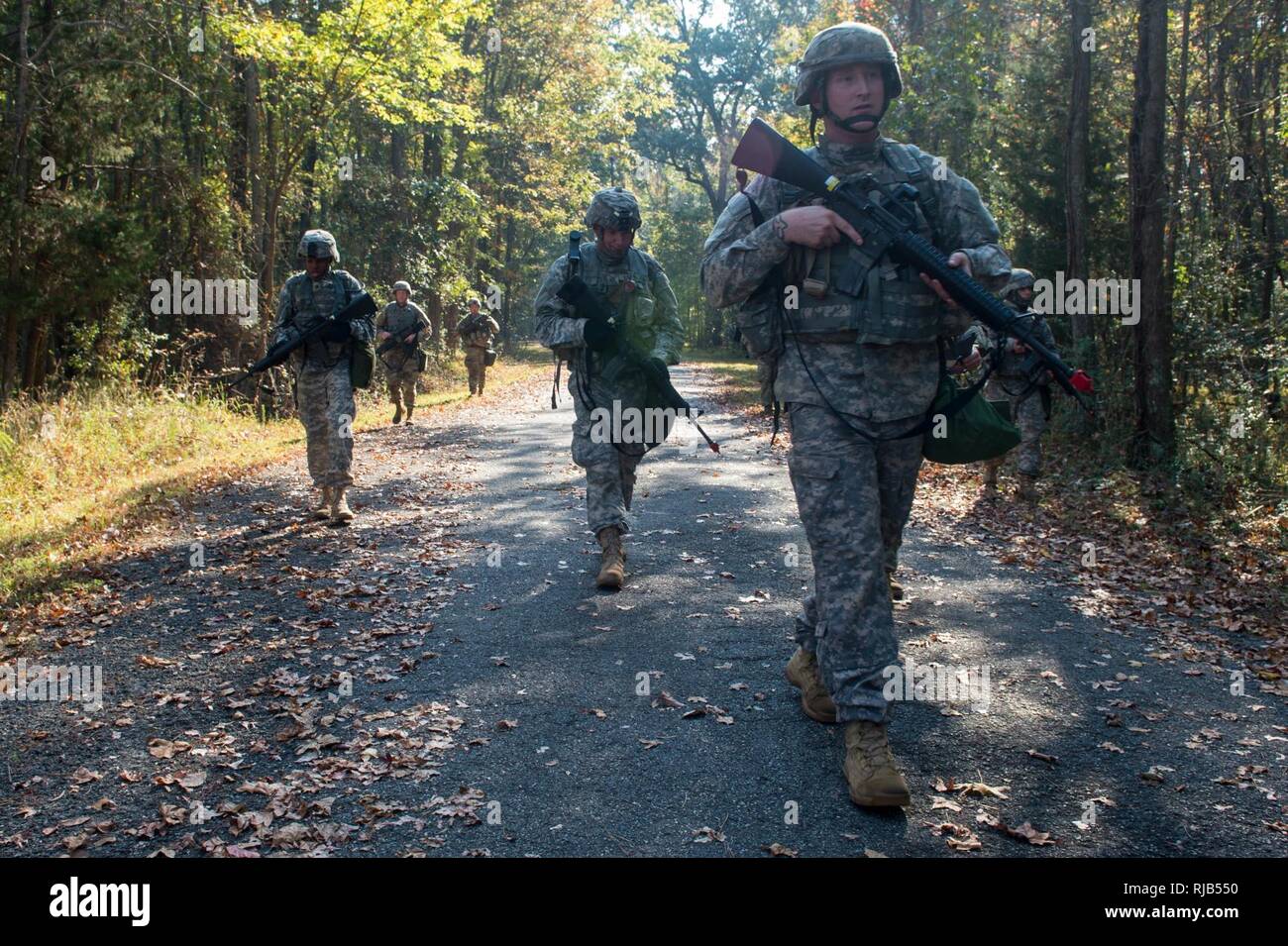 Us-Armee Sgt. Jakob Verstraete, 1098Th Transportation Company, 11. Trans. Bataillon, 7. Trans. Brigade (Auslandseinsätze) Wasserfahrzeuge Ingenieur, führt sein platoon zum nächsten Ziel während einer Übung am Joint Base Langley-Eustis, Va., Nov. 3, 2016. Verstraete übernahm das Kommando als Zugführer während dieser Mission, in der seine Soldaten Auftragseingang Feinde in der Nähe zu finden, die Sie begeistern, dann suchen Sie nach möglichen Intelligenz. Stockfoto