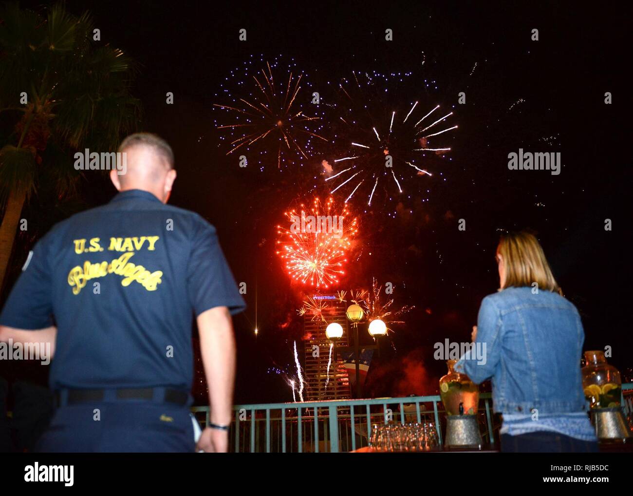 JACKSONVILLE, Fla., (4. November 2016) - ein Mitglied der US-Navy Flight Demonstration Squadron, die Blue Angels, Uhren Feuerwerk über dem St. Johns River in Downtown Jacksonville in die Blue Angels einladende Rezeption in der Innenstadt von Jacksonville. Die Blue Angels durchgeführt über das Wochenende am Meer und Himmel spektakuläre Air Show in Jacksonville Beach. Stockfoto