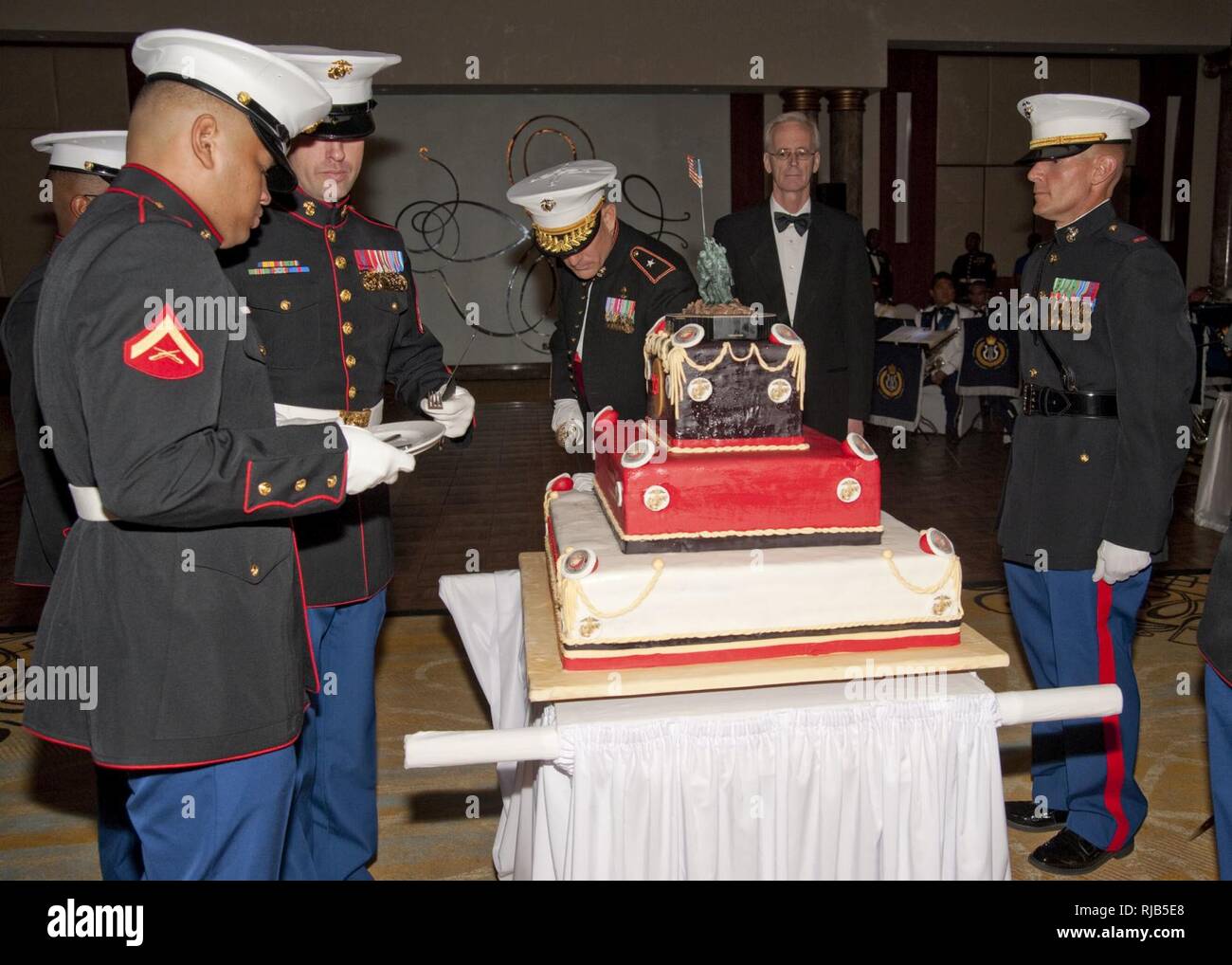 Brig. Gen. Francis L. Donovan, Kommandierender General der Naval Amphibious Force, CTF 51/5, schneidet ein Stück Kuchen während des Marine Corps Geburtstag ball Zeremonie in Manama, Bahrain. Es ist üblich, dass zwei Stück Kuchen während der Zeremonie geschnitten werden, eine für den Gast der Ehre und eine für die älteste Marine, die es an der jüngste Marine, Vertreter der alten und erfahrenen Marines, die ihr Wissen an die neueste Generation der Marines. Stockfoto