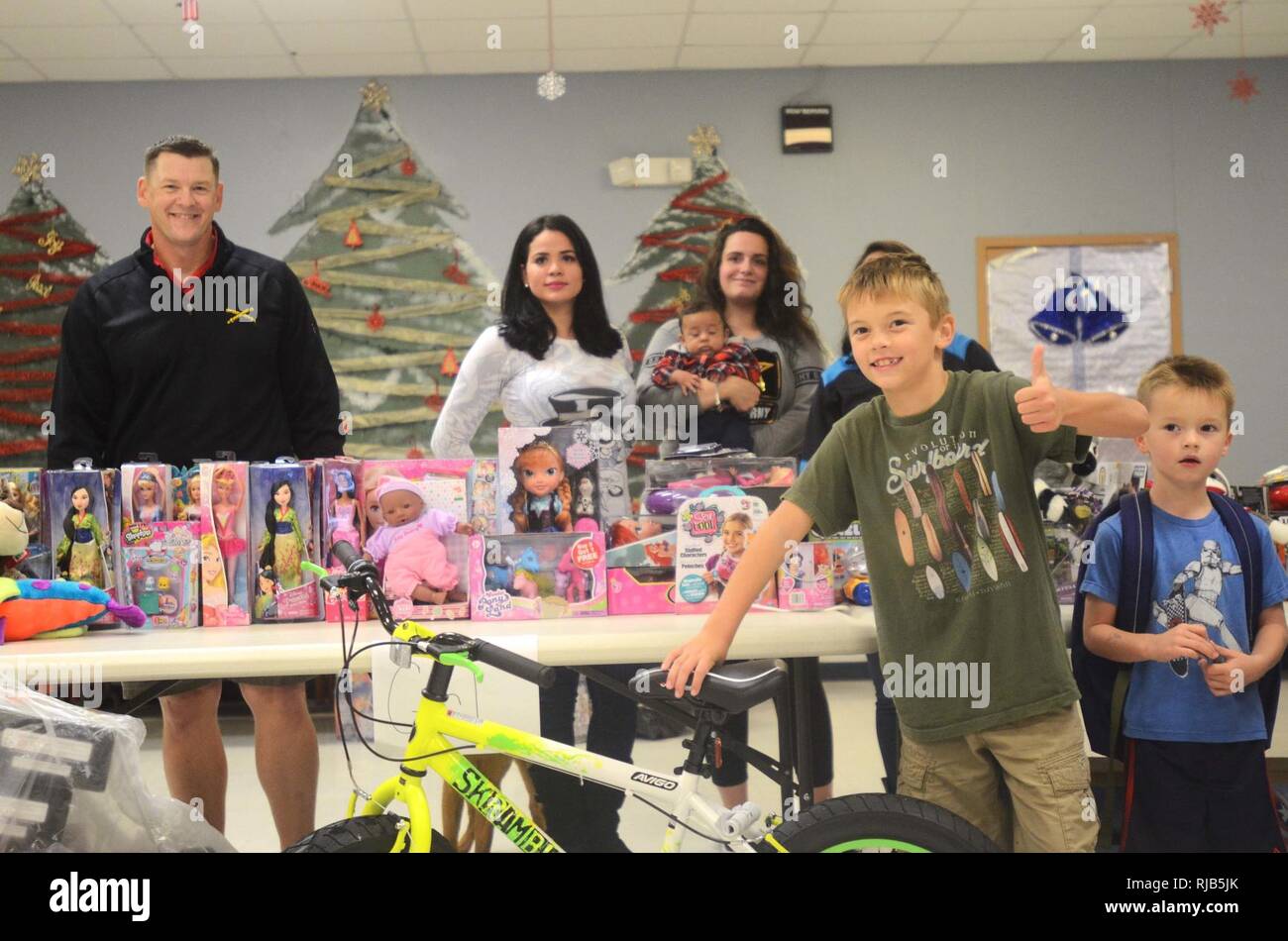 Kol. Kelly L. Webster, der Kommandant der Abteilung Artillerie" DIVARTY", 1st Cavalry Division stellt mit seiner Familie nach Spenden Spielzeug für die Santa's Workshop Nov. 5 in Fort Hood, Texas. ( Stockfoto