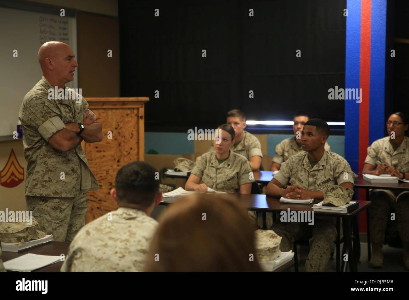 Us Marine Brig. Gen. David A. Ottignon, Kommandierender General der 1. Marine Logistik Gruppe, spricht mit den Marines an der Bekämpfung der Logistik Bataillon 7 Corporal Kurs an der Marine Corps Air Ground Combat Center Twentynine Palms, Calif., Nov. 3, 2016. Ottignon besucht Marines mit CLB-7 über die Fitness, die Zukunft und die Ziele der 1. MLG zu sprechen. Dies ist eine von vielen Rathaus visits Ottignon und der Sergeant Major 1. MLG in den letzten paar Monaten getan haben, heraus zu erreichen und mit Marines kommunizieren. Stockfoto