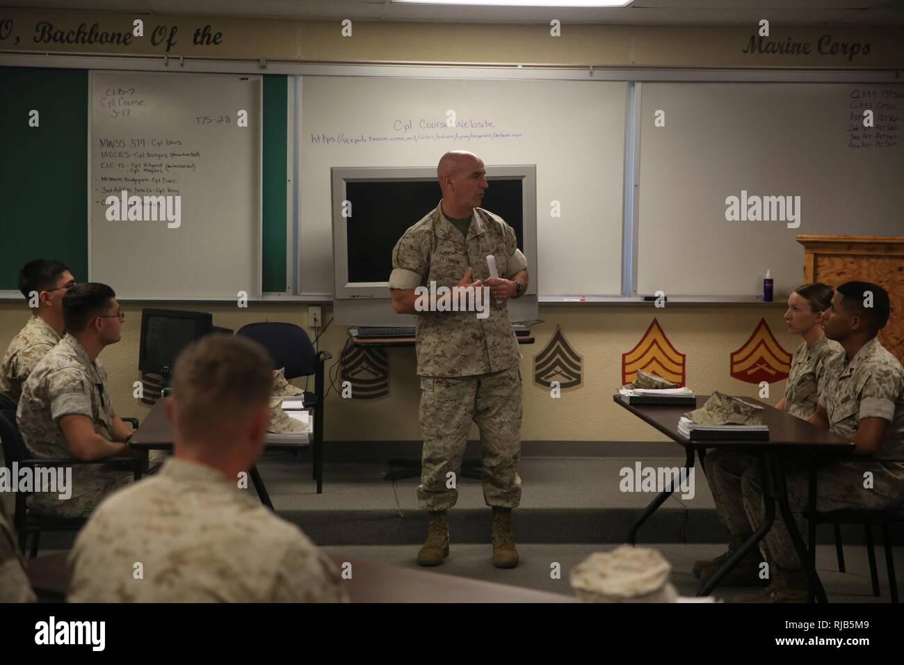 Us Marine Brig. Gen. David A. Ottignon, Kommandierender General der 1. Marine Logistik Gruppe, spricht mit den Marines an der Bekämpfung der Logistik Bataillon 7 Corporal Kurs an der Marine Corps Air Ground Combat Center Twentynine Palms, Calif., Nov. 3, 2016. Ottignon besucht Marines mit CLB-7 über die Fitness, die Zukunft und die Ziele der 1. MLG zu sprechen. Dies ist eine von vielen Rathaus visits Ottignon und der Sergeant Major 1. MLG haben in den vergangenen Monaten heraus zu erreichen und mit Marines kommunizieren. Stockfoto