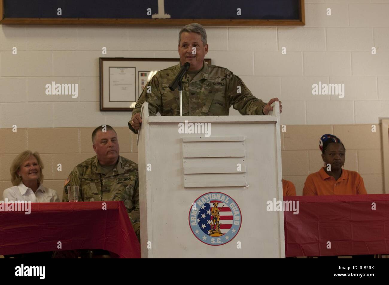 Us-Armee Oberst Jeffrey A. Jones, 218 Manöver Verbesserung der Feuerwehr, Kommandant, Adressen Gold Star Mütter, Wachposten und Veteranen während des 4. jährlichen Spc. Darius T. Jennings Stiftung Wertschätzung Mittagessen, Nov. 5, 2015, in Orangeburg, S.C. Die Stiftung ehrt den Wehrdienst von Jennings, der im Irak im Jahr 2003 getötet wurde, und wirft der Hochschule Stipendien für Bereich High School Schüler. (South Carolina Army National Guard Stockfoto