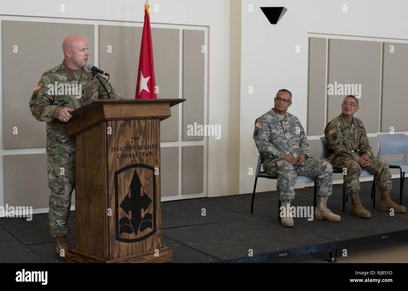 Command Sgt. Maj. Dana W. Wingad Adresse das Publikum am Ende einer Änderung der Verantwortung Zeremonie am 29 Infantry Brigade Combat Team Hauptsitz in Kalaeloa, Hawaii November 5, 2016. Während der Zeremonie, Sgt. Maj. Leonard H. Ventura übernahm die Verantwortung als Senior Advisor eingetragen von der Hawaii Army National Guard von Command Sgt. Maj. Wingad. Stockfoto