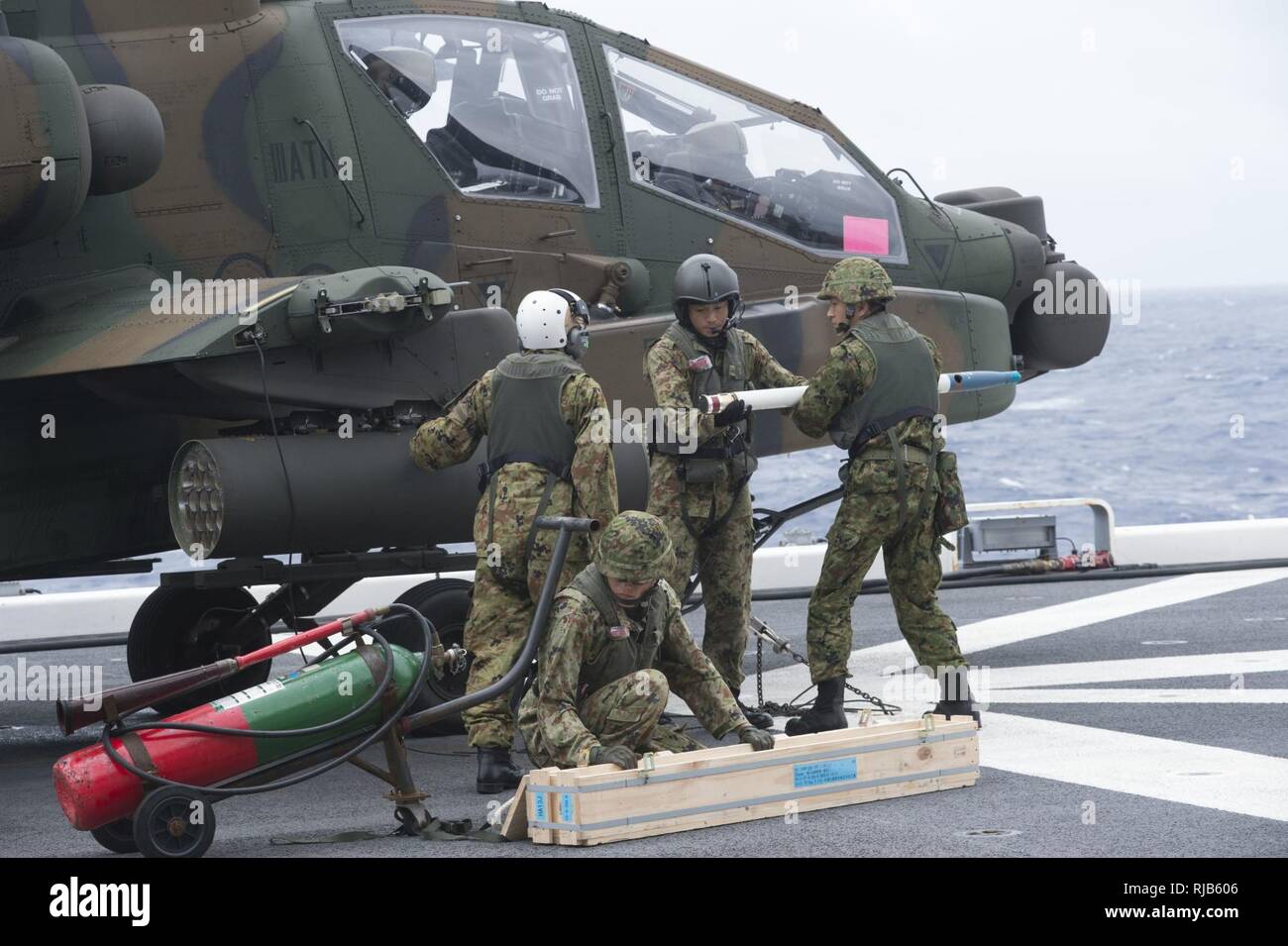 Pazifik (Nov. 4, 2016) - Flight Crew last Munition auf einen japanischen Boden Self Defense Force AH-64 Apache während der Übung scharfes Schwert 2017. Scharfes Schwert 17 ist ein gemeinsames und bilateralen Bereich Training (Ftx) zwischen US-amerikanischen und japanischen Truppen bedeutete die Bereitschaft und die Interoperabilität im Rahmen des U.S.-Japan Alliance zu erhöhen. Stockfoto