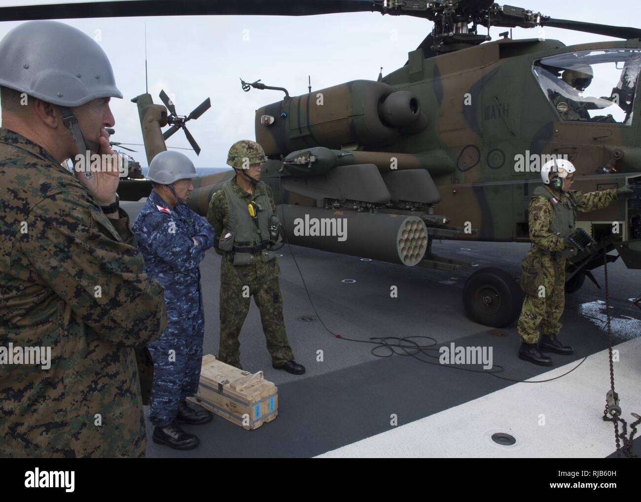 Pazifik (Nov. 7, 2016) - Generalmajor Charles Chiarontti und Admiral Katsutoshi Kawano beobachten Japan Ground Self Defense Force (JGSDF) aircrew Last Munition in einem AH-64 Apache auf dem Flugdeck an Bord der japanischen Schiff (JS) Hyuga DDH181 Während scharfes Schwert 2016. Scharfes Schwert 17 ist ein gemeinsames und bilateralen Bereich Training (Ftx) zwischen US-amerikanischen und japanischen Truppen bedeutete die Bereitschaft und die Interoperabilität im Rahmen des U.S.-Japan Alliance zu erhöhen. Stockfoto