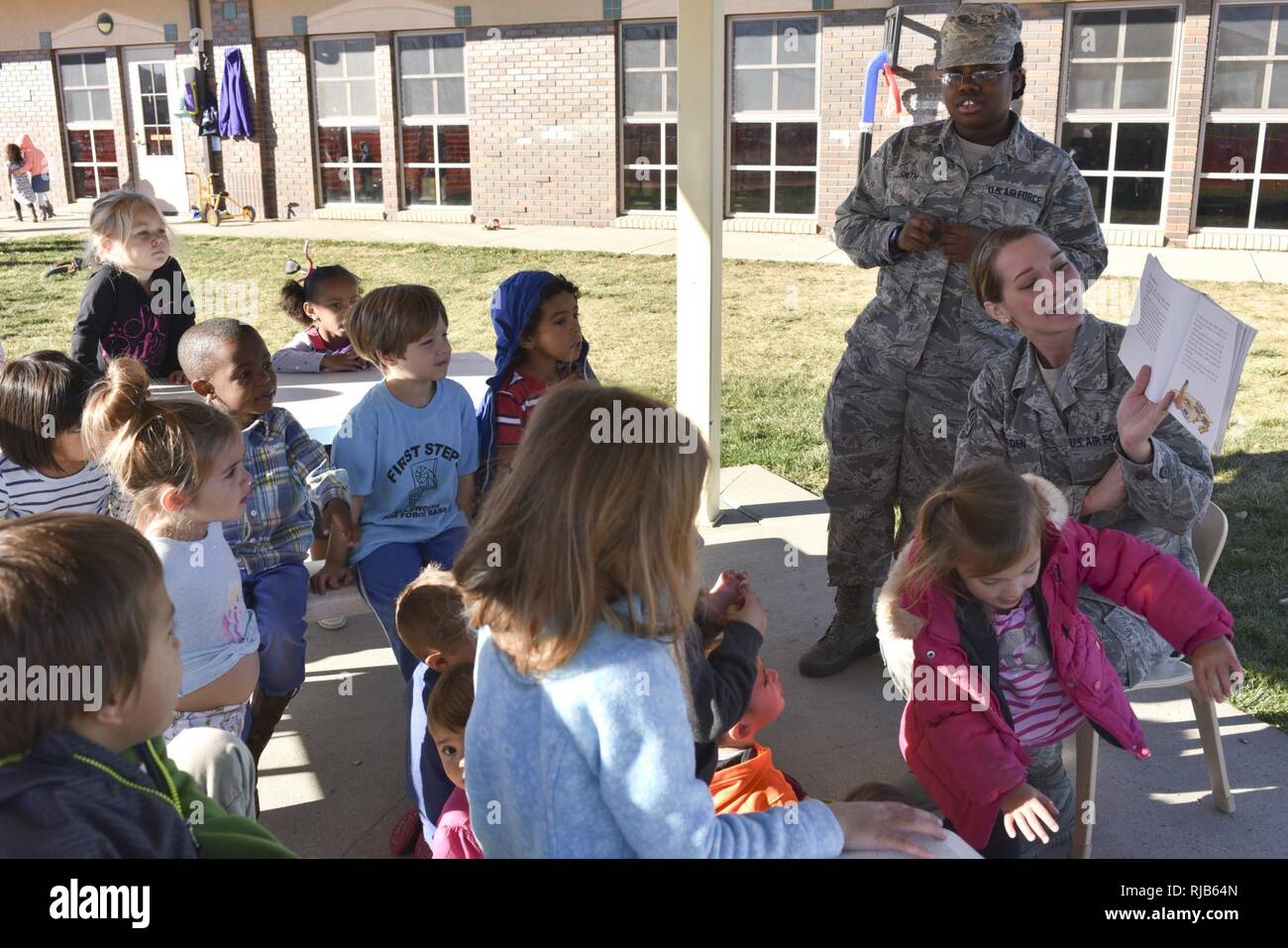 Staff Sgt. Ashley Gurden, ein medizinischer Techniker 28 medizinische Operationen Geschwader zugewiesen, liest ein Buch, das Kinder in der Entwicklung des Kindes, die Sie während der Nationalen Native American Heritage Monat an der Ellsworth Air Force Base, S.D., November 3, 2016. Das Buch, "Wenn Sie mit der Sioux Indianer" lebte, beschreibt das Leben der Sioux Indianer in North und South Dakota in den Jahren 1800 bis 1850. Stockfoto