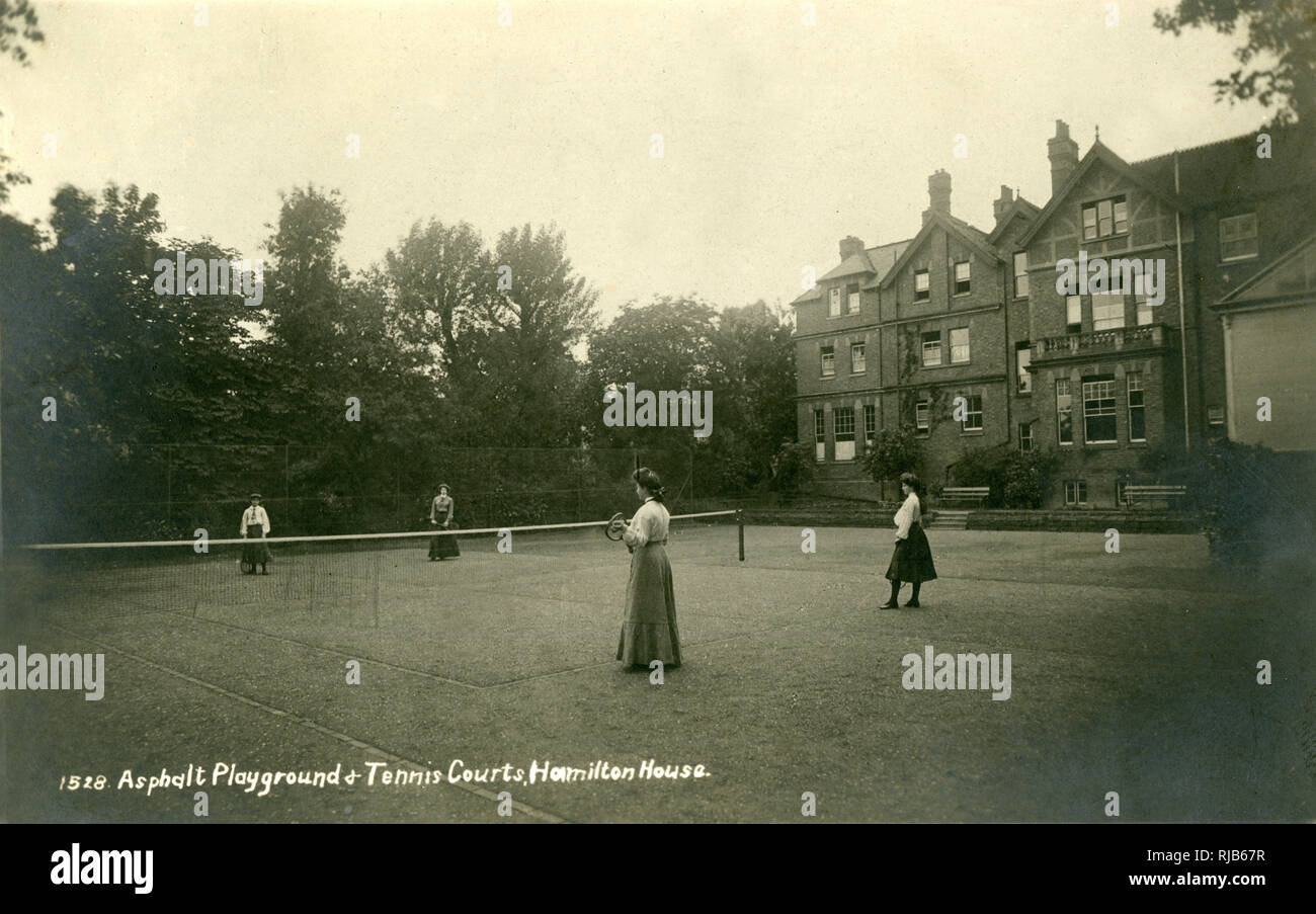 Vier Frauen, die Tennis spielen, Hamilton House School Stockfoto