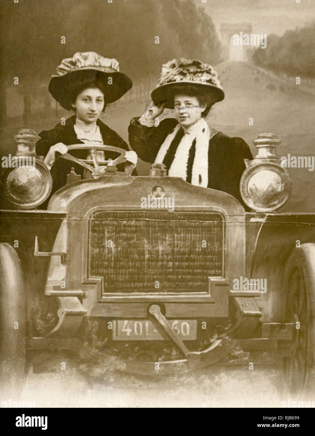 Zwei Frauen in einem Auto in einem Studioporträt, Paris Stockfoto