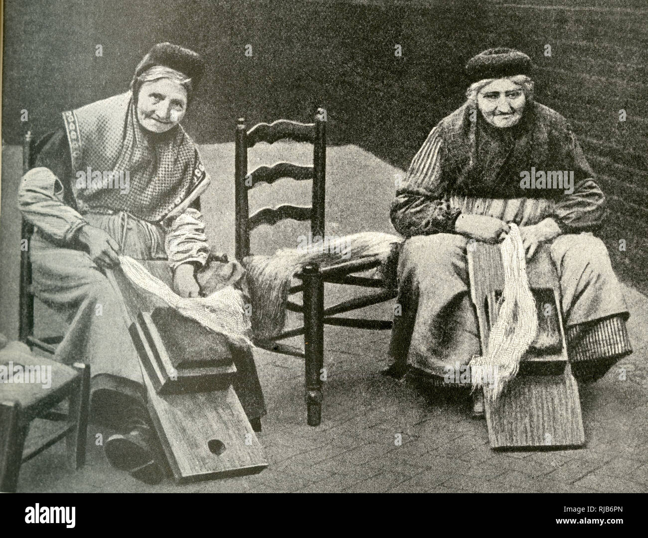 Frauen, die Flachs zeichnen, um Garn daraus zu machen, Belgien Stockfoto