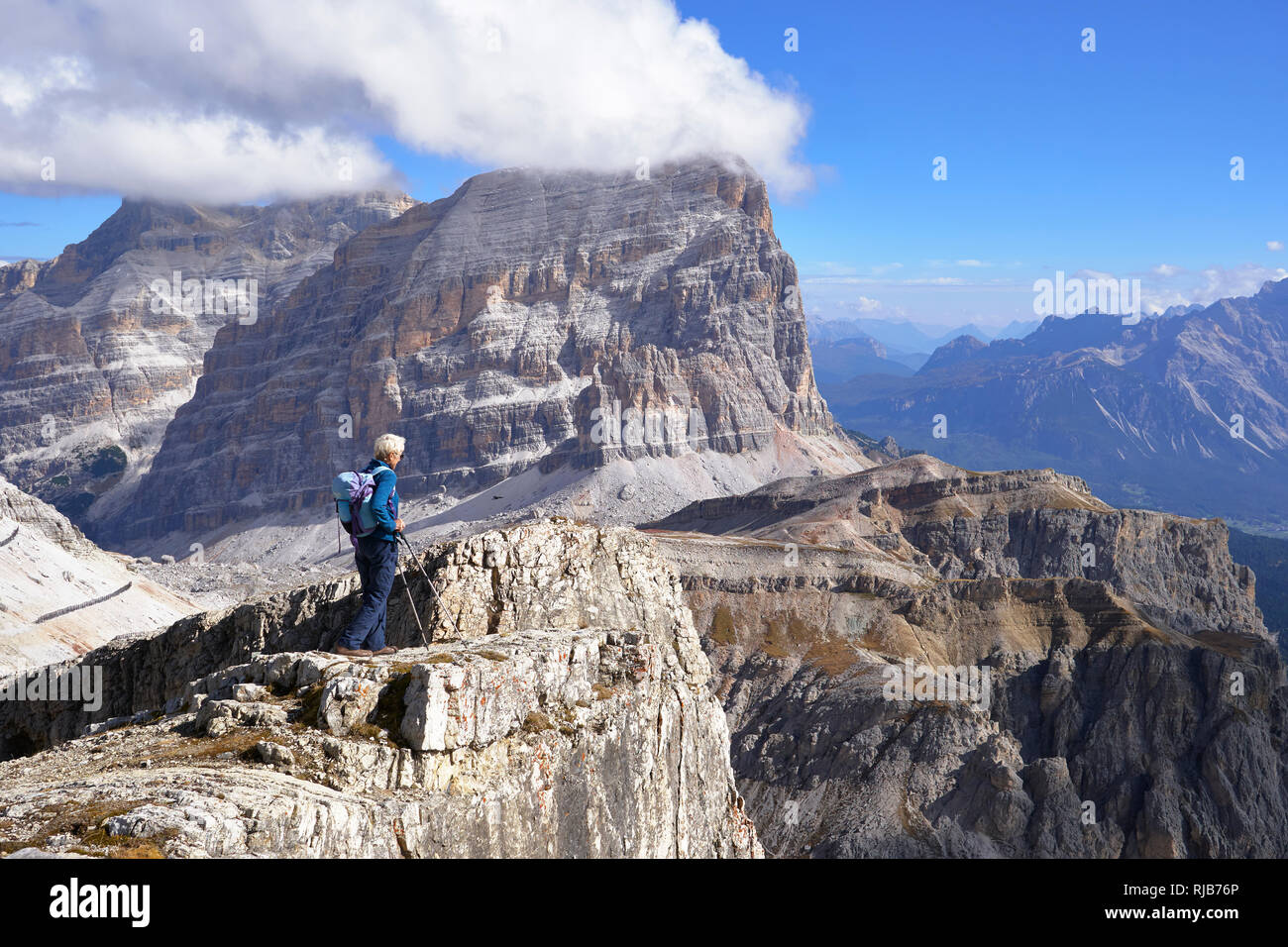Walker in der Nähe der Gipfel des Lagazuoi. Blick Richtung Tofano de Rozes, Dolomiten, Belluno, Venetien, Italien Stockfoto