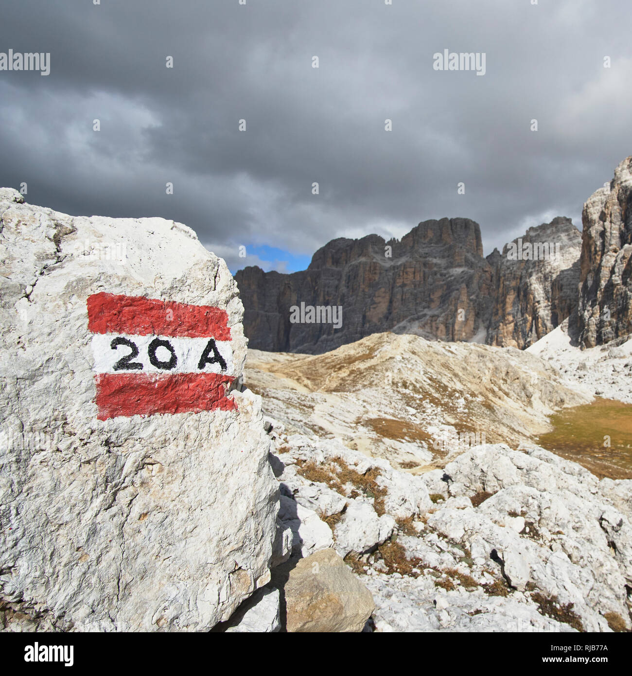20 Eine Route Zeichen und Nummer auf einen Stein, in der Nähe der Lagazuoi, Belluno, Venetien, Dolomiten Stockfoto