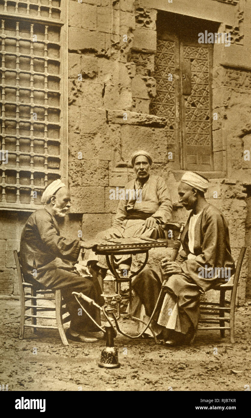 Männer, die in Ägypten ein Zugluftespiel spielen Stockfoto