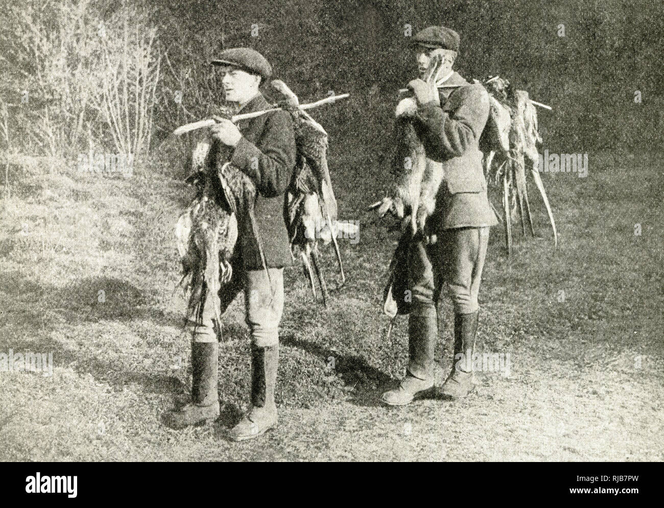 Zwei Wildhüter mit Fasanen und Hasen Stockfoto