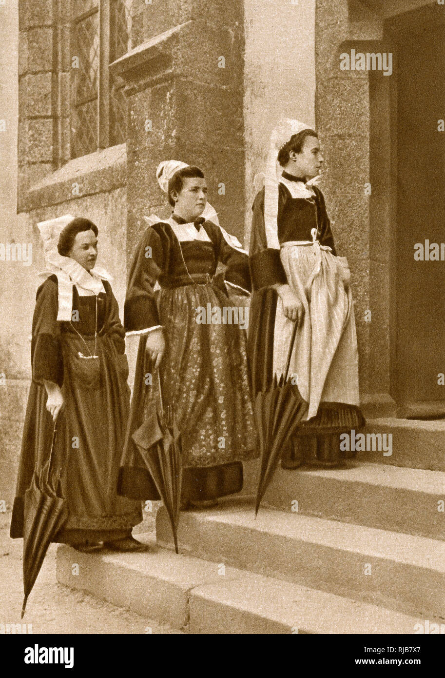 Frauen vor einer katholischen Kirche, Bretagne, Nordfrankreich Stockfoto