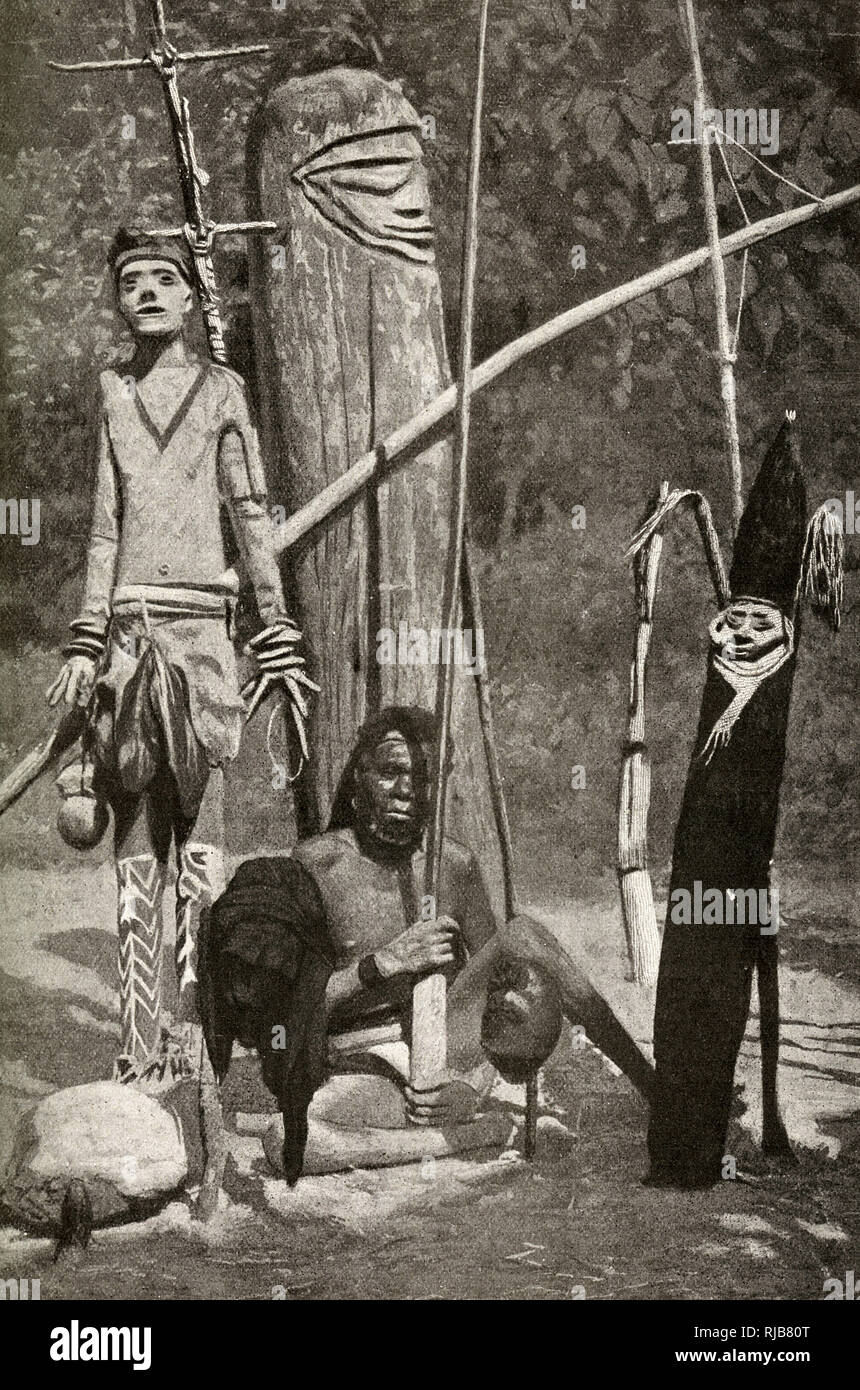 Melanesian Mann Der Franzosischen Neuen Hebriden South Pacific Vanuatu Er Ist Umgeben Von Vorkehrungen Gegen Die Macht Des Bosen Geister Der Einbalsamierte Korper Von Einem Seiner Vorfahren Links Und Trophaen Vor