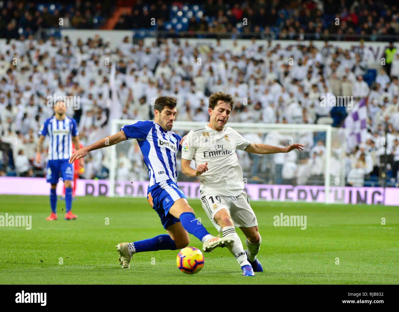 Álvaro Odriozola in Aktion gegen Alaves Spieler. Ziele von Benzema, Vinicius jr. und Mariano geben, um den Sieg zu Madrid 3-0 gegen Alavés vor Stockfoto