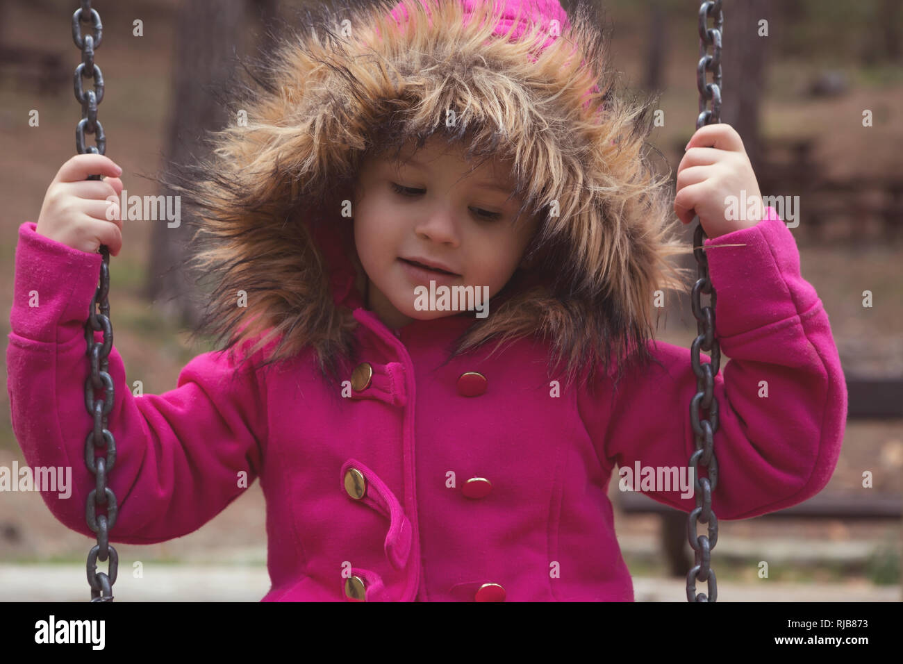 Adorable kleine Mädchen an einen Waldspielplatz in den Herbst Stockfoto
