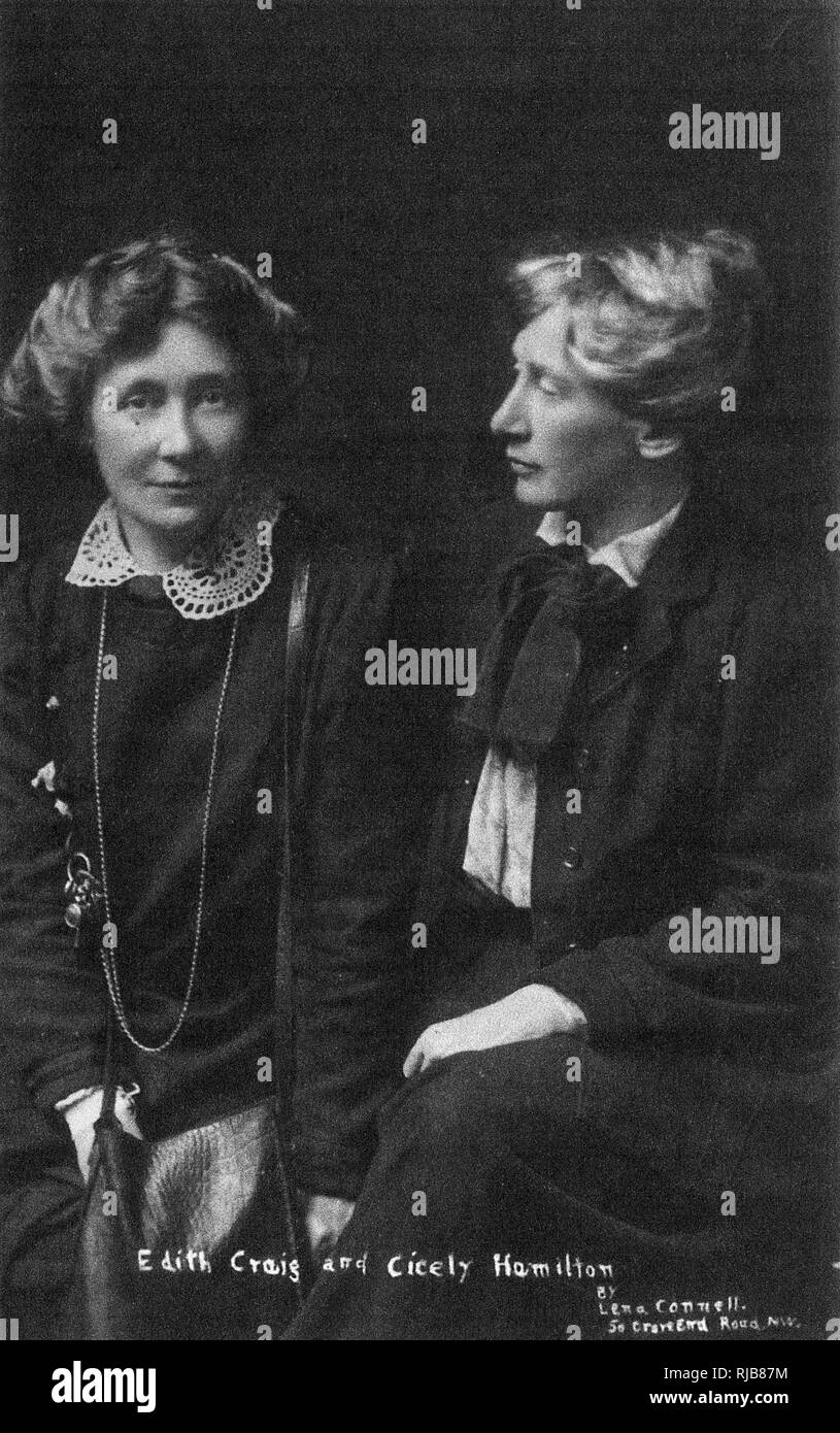 Cicely Hamilton (1872-1952) und Edith Craig (1869-1947). Edith war die Tochter der Schauspielerin Ellen Terry, ein Theater Regisseur, Produzent, Kostümbildnerin und Pionier der Frauenwahlrecht Bewegung. Cicely war Schauspielerin, Schriftstellerin, Journalistin, suffragist und feministischen; sie schrieb die Worte zu Kampagnen Hymne des Wahlrechts Bewegung, die den Marsch der Frauen. Stockfoto