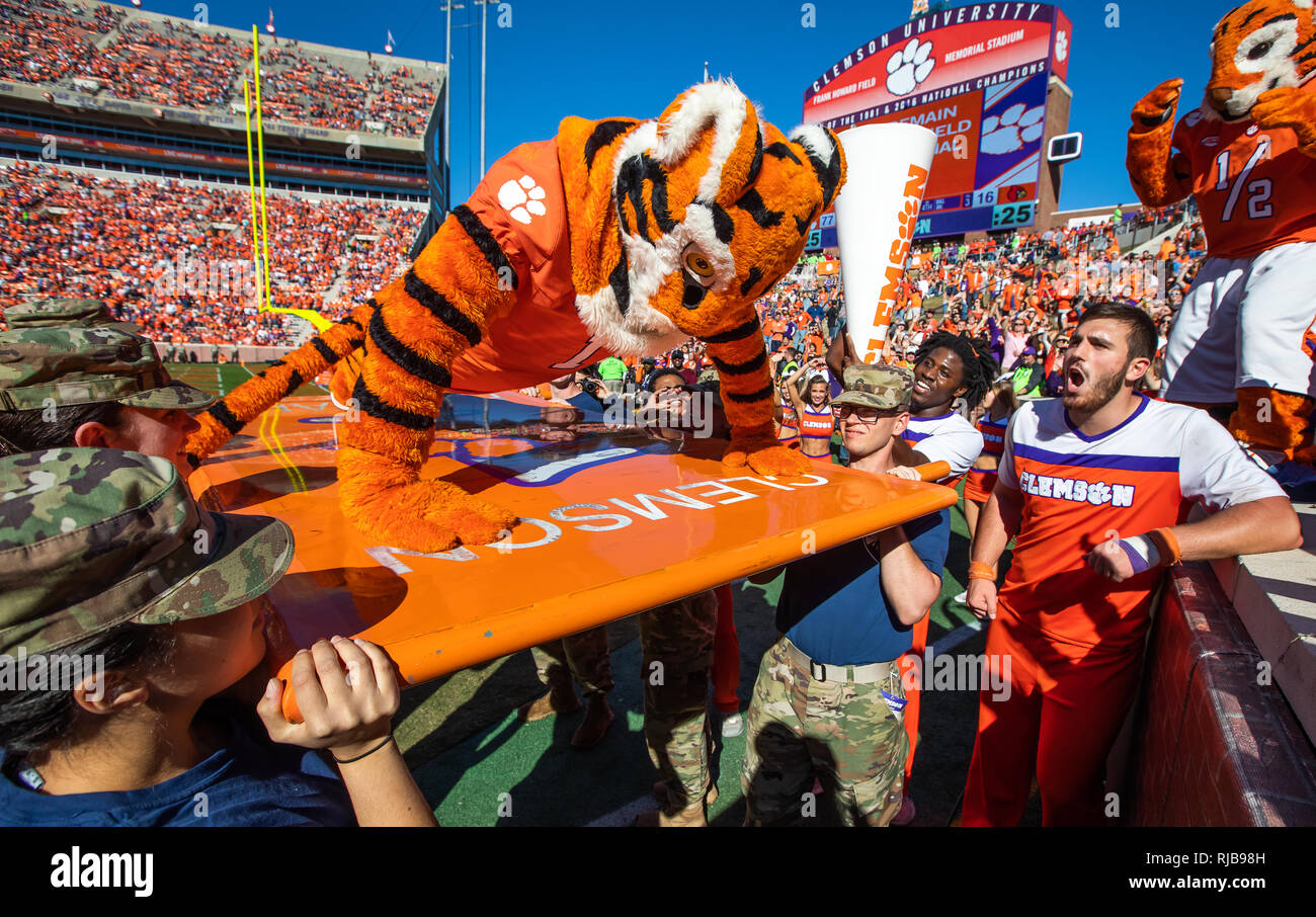 Der Clemson Universität das Maskottchen der Tiger während Fußball-Wochenende am Memorial Stadium im Death Valley. Stockfoto