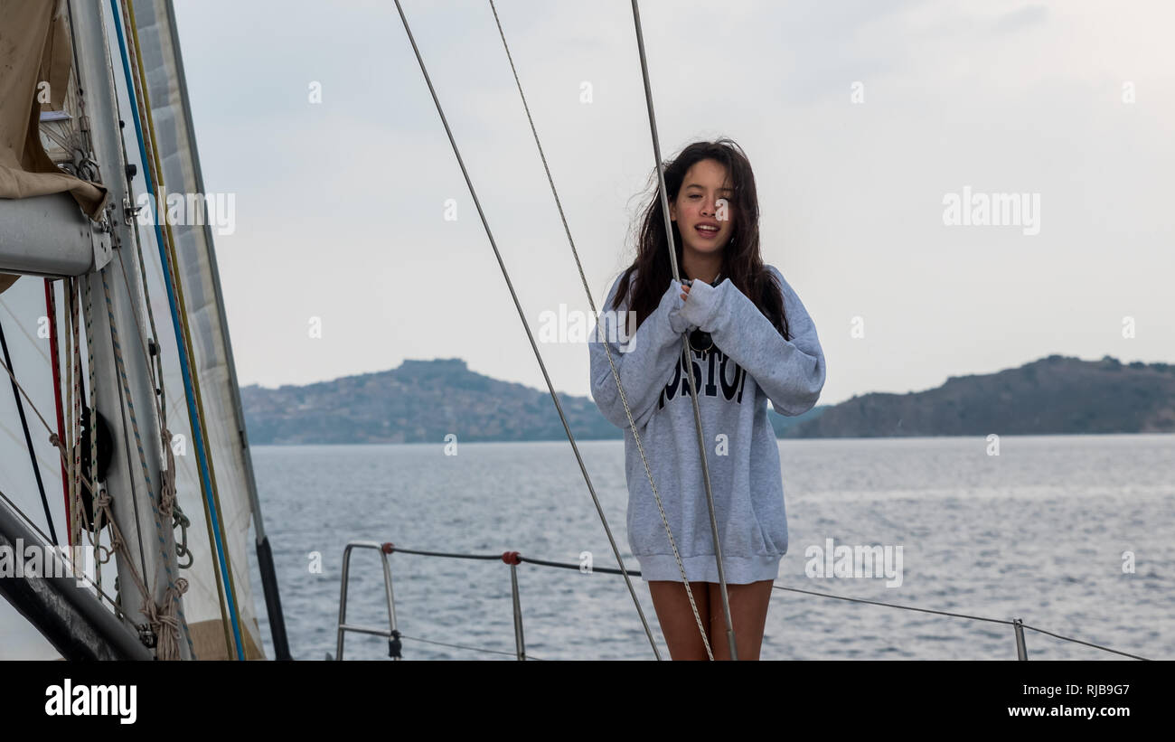 Junge jugendlich Mädchen stehen auf Segelboot und Aufenthalt Stockfoto