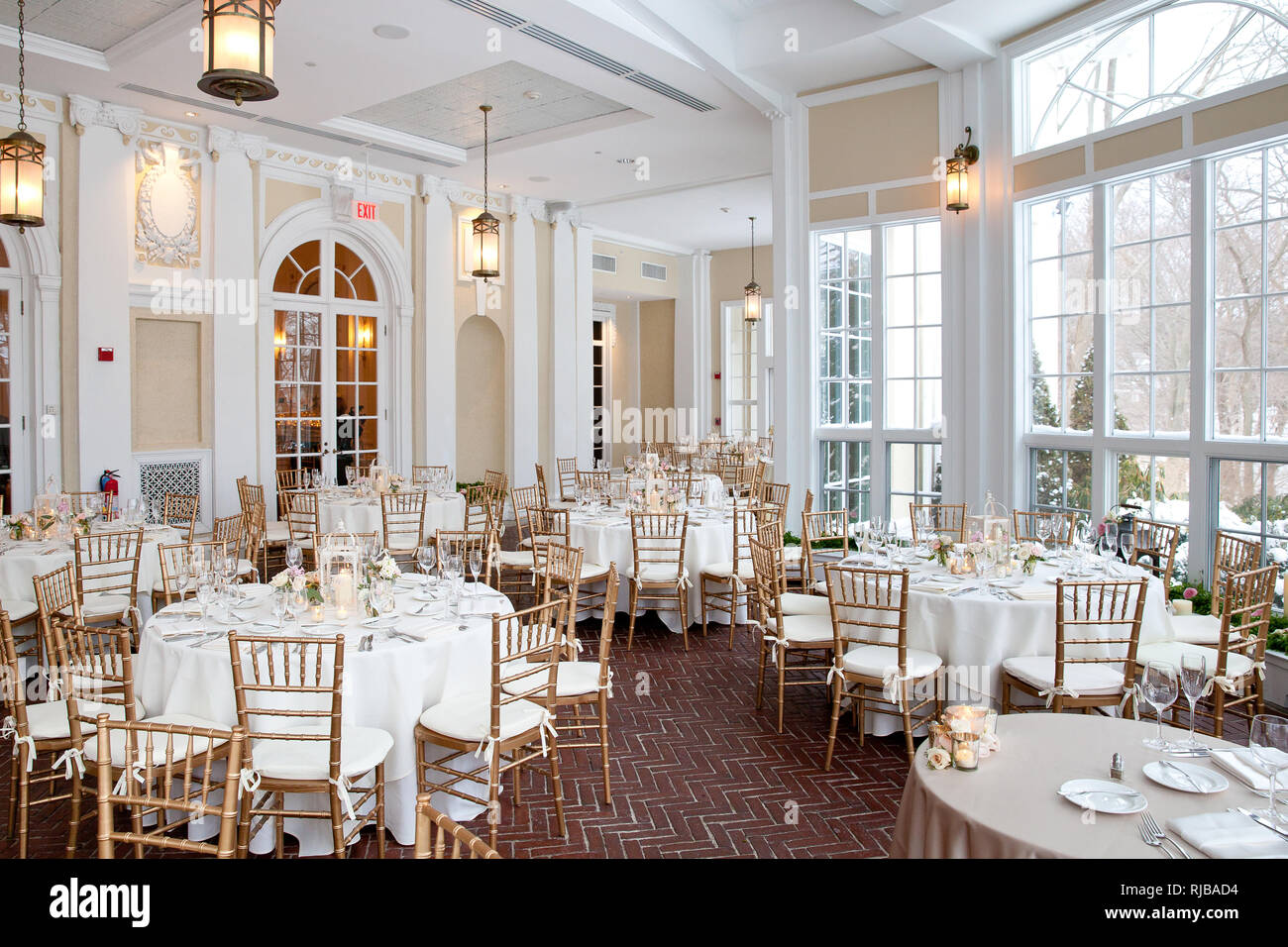 Innenraum Foto Hochzeit Tabellen für feinen Speisesaal während einer Hochzeit Empfang einstellen. Teil einer Reihe von Hochzeit Dekorationen oder Restaurant Tabelle Einstellungen. Stockfoto