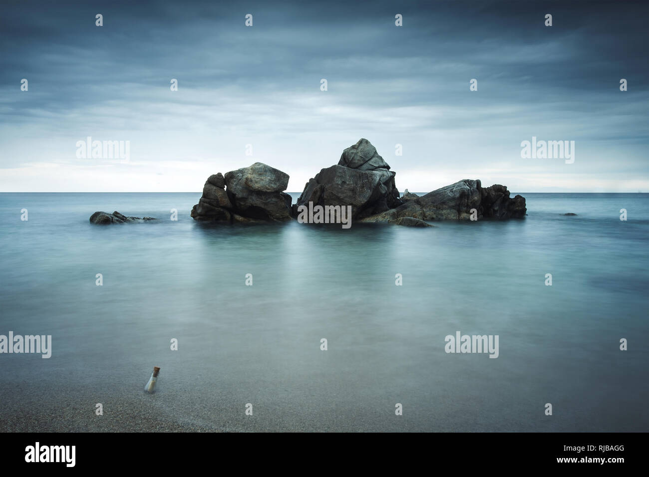 Minimalistische Meereslandschaft mit Flaschenpost Stockfoto