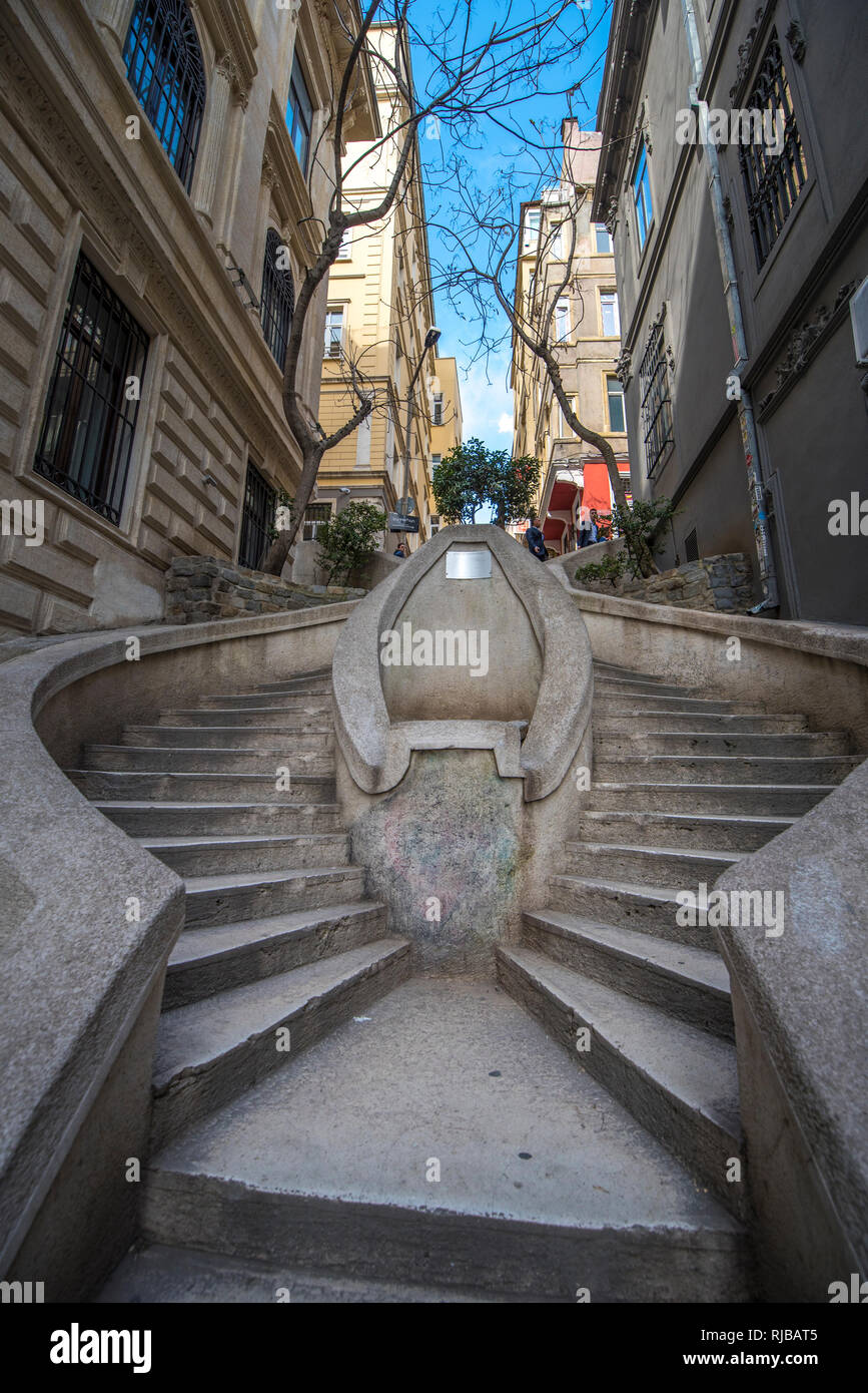 Camondo Treppen (Kamondo Merdivenleri) im Stadtteil Galata. Die Treppen steigen den Hügel vom Galata Docks und Avenue der Banken in Istanbul, Türkei Stockfoto