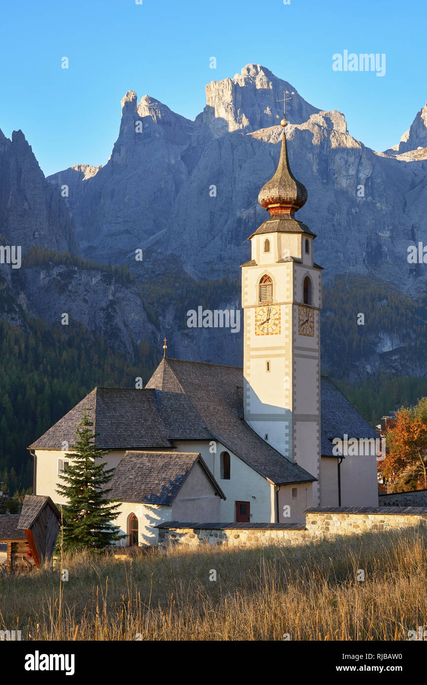 San Vigilio Kirche, Colfosco, Corvara, Dolomiten, Süden Tyroll, Italien. Blick auf die Sella Massiv Stockfoto