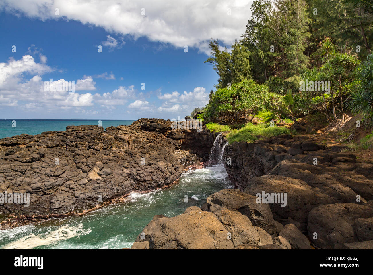 Kleiner Wasserfall in der Nähe des Queen's Badewanne von Kauai, Hawaii, USA Stockfoto