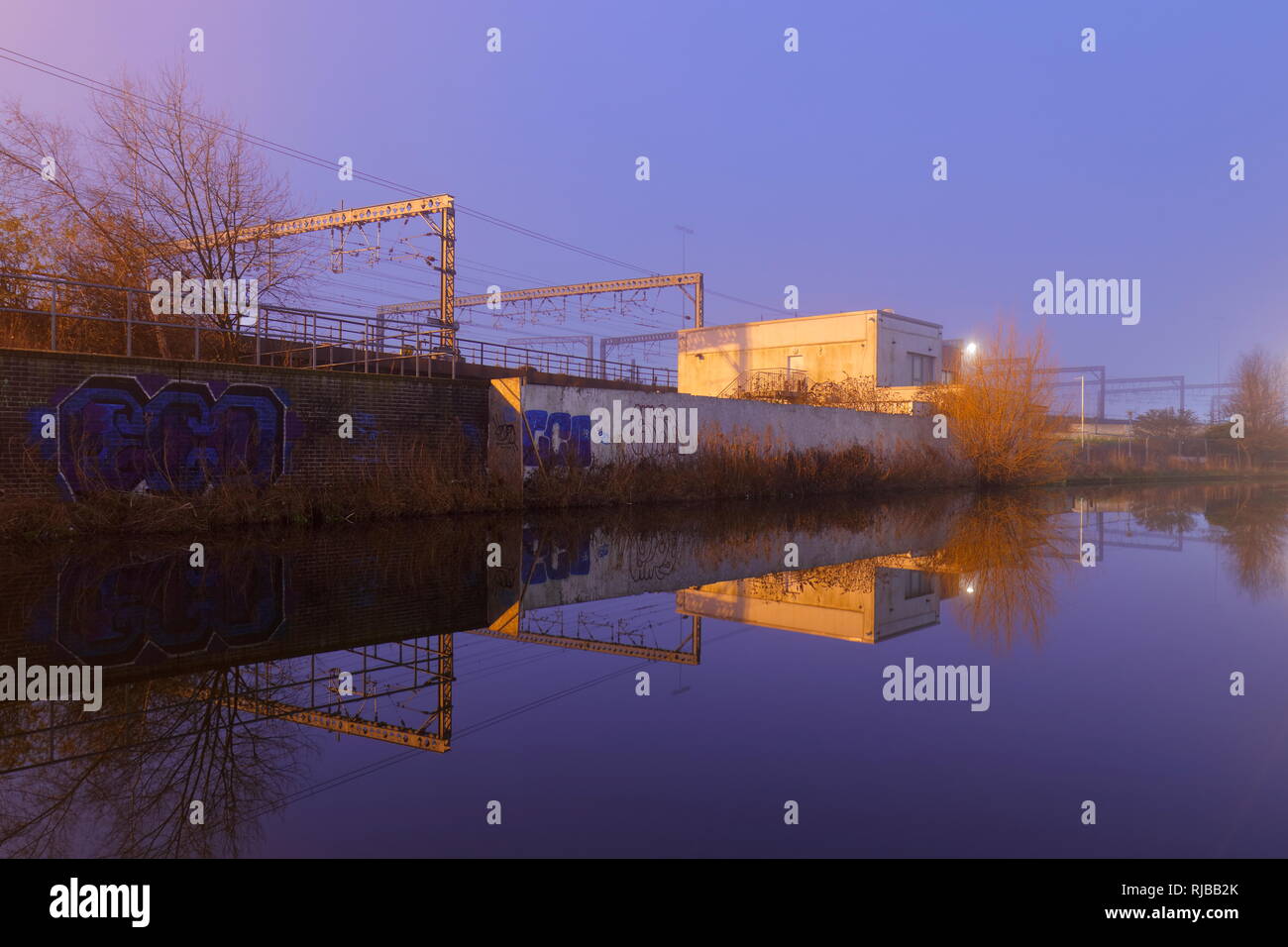 Reflexionen im Aire and Calder Navigation in Leeds City Centre. Stockfoto