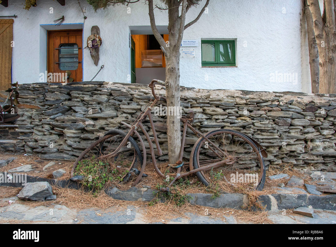 Alten rostigen Fahrrad in Port Lligat am Cap de Creus Halbinsel in Cadaques in Spanien, wo der weltberühmte Künstler Salvidor Dali ein Haus hatte. Stockfoto