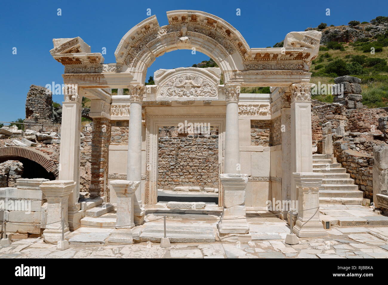 Ephesus, Türkei - Der Tempel des Hadrian in Ephesus antike Stadt. Sie wurde erbaut im 4. Jahrhundert v. Chr. der Römische Kaiser Hadrian zu ehren. Stockfoto