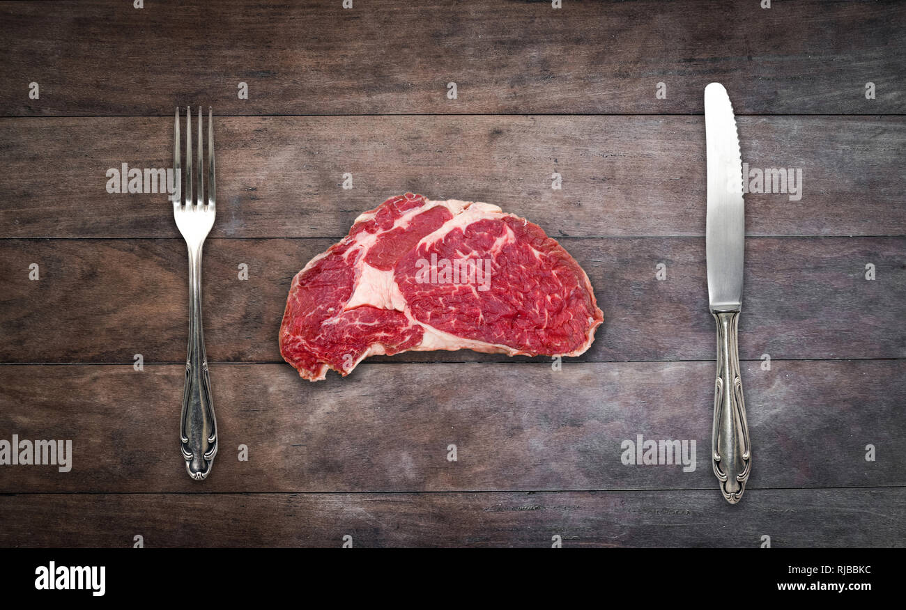 Slice rotes Fleisch/raw Steak mit Messer und Gabel Stockfoto