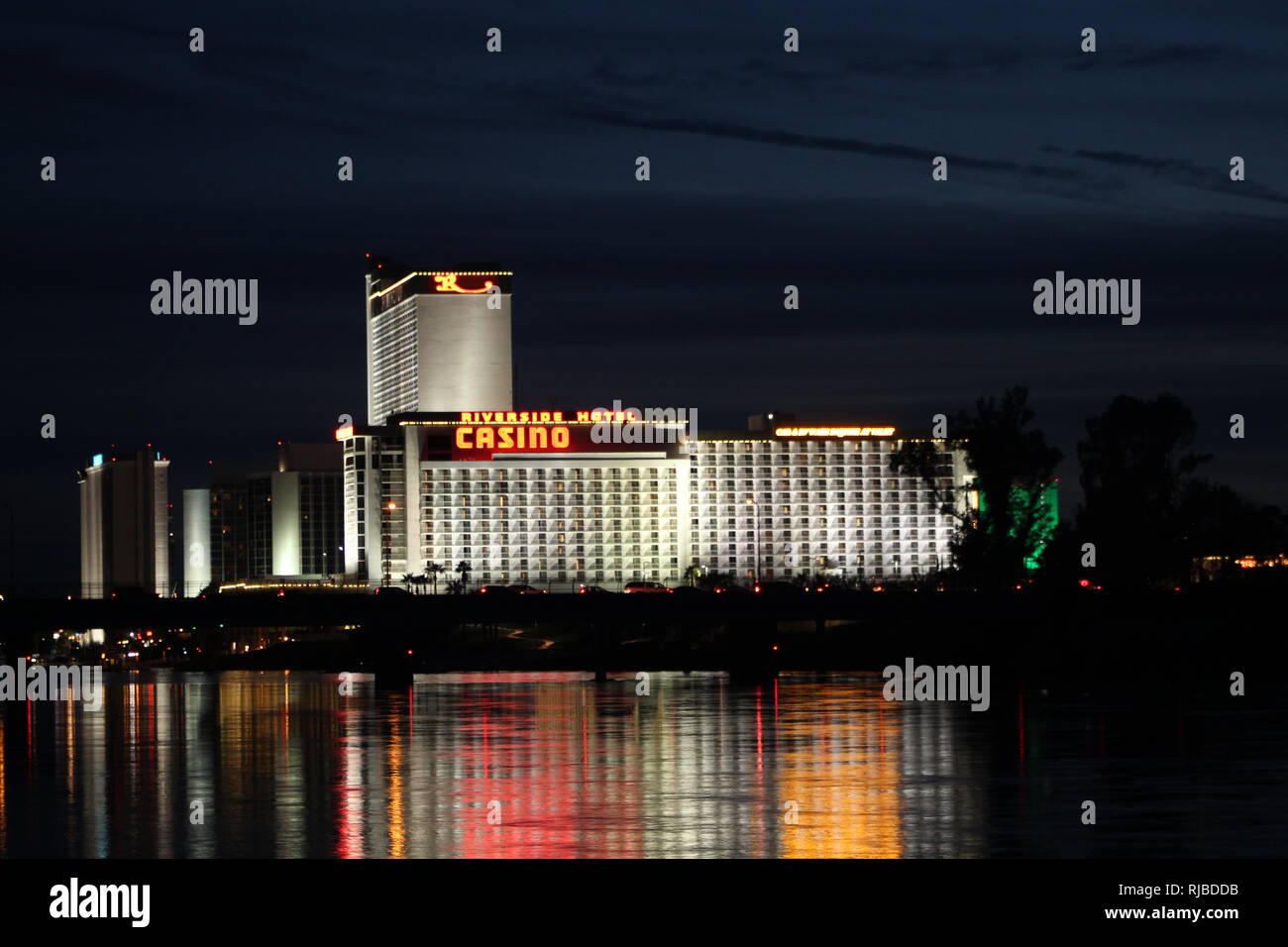 Laughlin Nevada bei Nacht - Laughlin Nevada Skyline, Stadtlichter am Colorado River, Arizona und Nevada Stockfoto