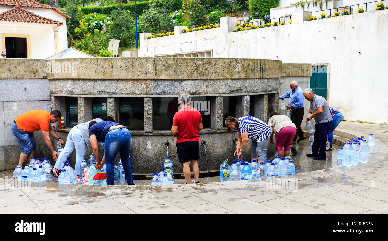 Menschen sammeln der berühmten Agua de Luso Luso (Mineralwasser) aus der kostenlosen Lieferung Brunnen des Hl. Johannes im Zentrum der Stadt Esposende, Portugal Stockfoto