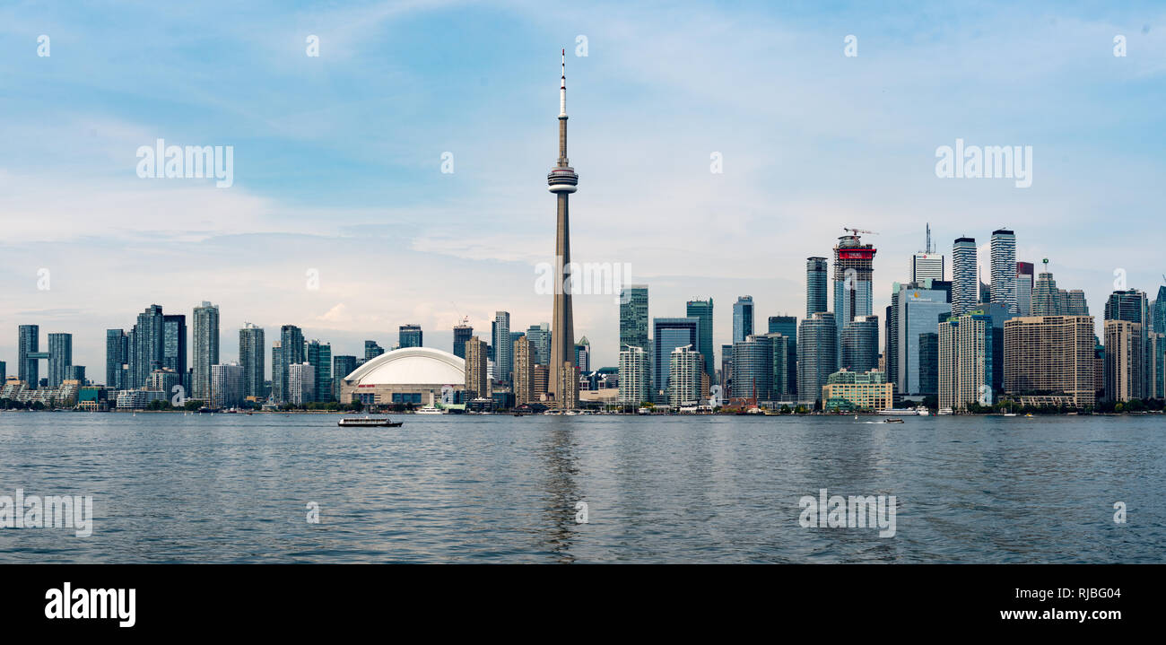 Ansicht des Toronto Waterfront mit dem CN Tower von Toronto Islands. Toronto, Ontario. Stockfoto