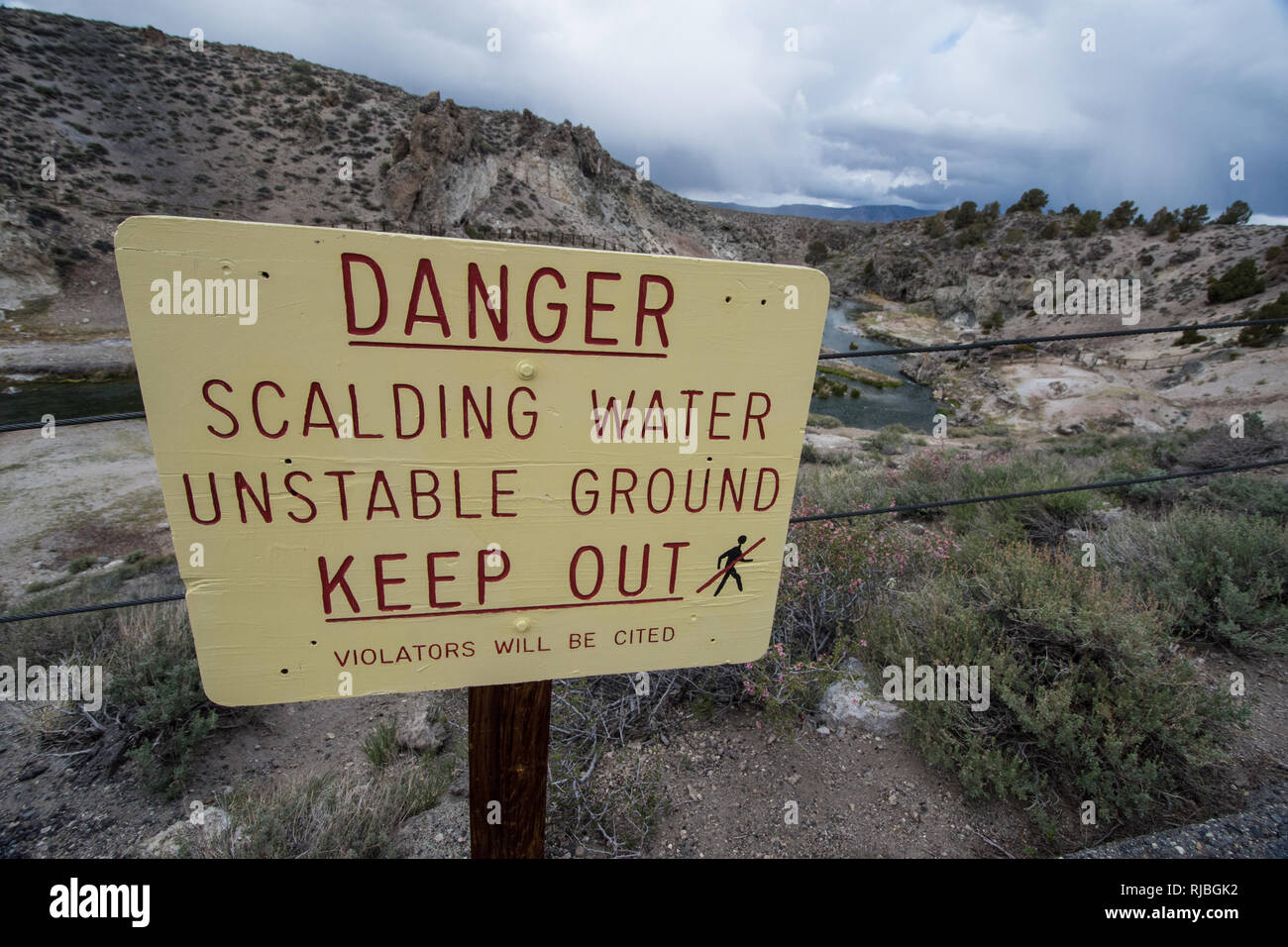 Schild warnt vor Verbrühungen Wasser in der Hot Creek Geologische Gegend in der Nähe von Mammoth Lakes Kalifornien, in der östlichen Sierra Nevada Stockfoto