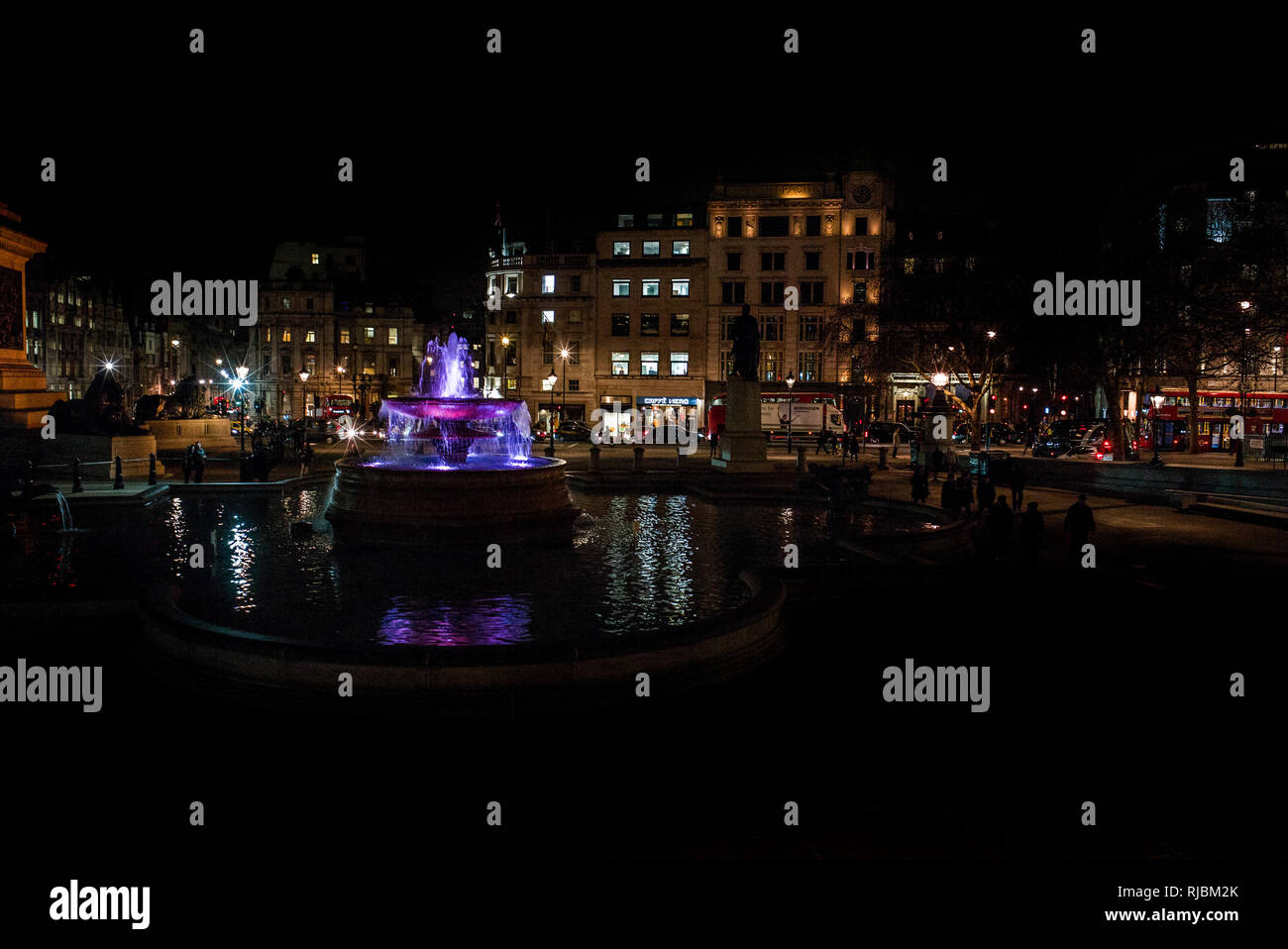 Trafalgar Square bei Nacht mit beleuchteten Brunnen Stockfoto