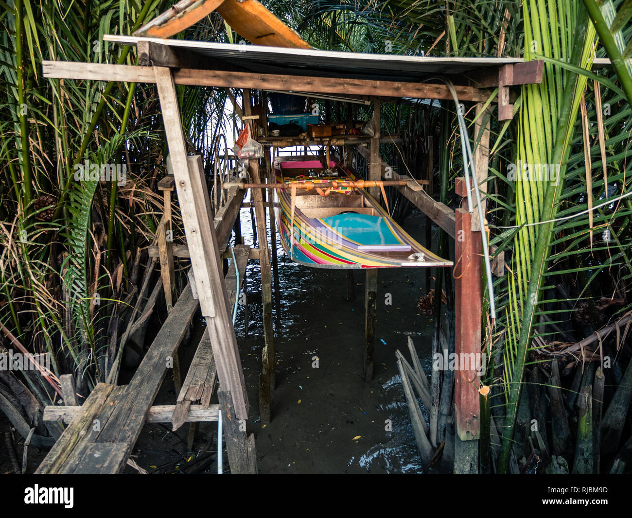 Thai Boot aus dem Wasser gehoben, Bang Krachao, Bangkok, Thailand Stockfoto