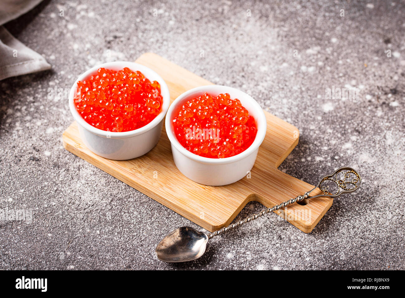 Zwei Schalen mit roter Lachskaviar Stockfoto