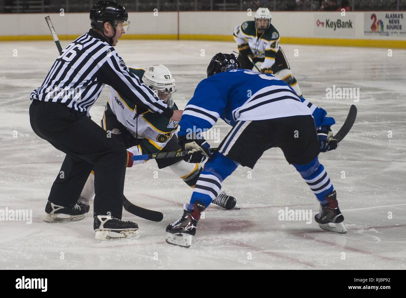 Spieler von der Universität von Alaska - Anchorage und der Universität von Alabama in Huntsville ein Gesicht nehmen Sie während der militärischen UAA Wertschätzung hockey Spiel an der Sullivan Arena in Anchorage, Alaska, 13, 2018. Die LF der militärischen Anerkennung Spiel mit der jährlichen Armee gegen Luftwaffe Hockey Spiel zusammenfallen koordiniert. Die Air Force gewann den diesjährigen Spiel 11-1. Stockfoto