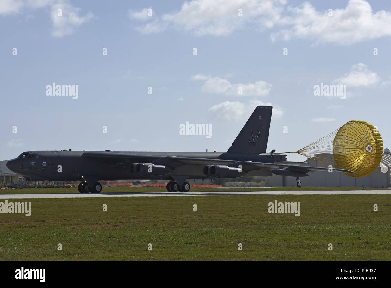 Ein US Air Force Bomber B-52 Stratofortress landet bei Andersen Air Force Base, Guam Jan. 16, 2018. Die stratofortress ist einer von sechs US Air Force B-52 H Stratofortress Bombers und ca. 300 Flieger von Barksdale Air Force Base (AFB), Louisiana, Bereitstellung der Andersen AFB, Guam, zur Unterstützung des US Pacific Command (FIRMA PACOM) Kontinuierliche Bomber Präsenz (CBP) Mission. Stockfoto